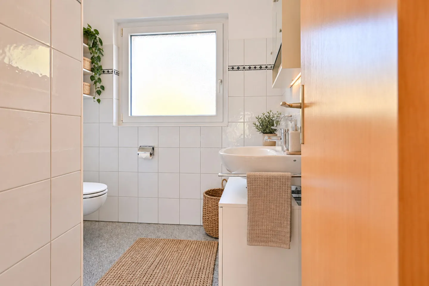 Single-family house with plenty of sun and fantastic views in the greenery - Photo 8 of 13