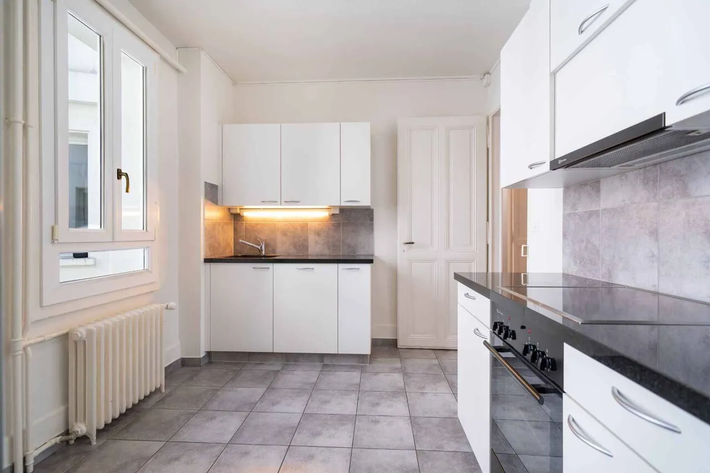 Ampio appartamento di 5 stanze nel centro città - Foto 3 di 10