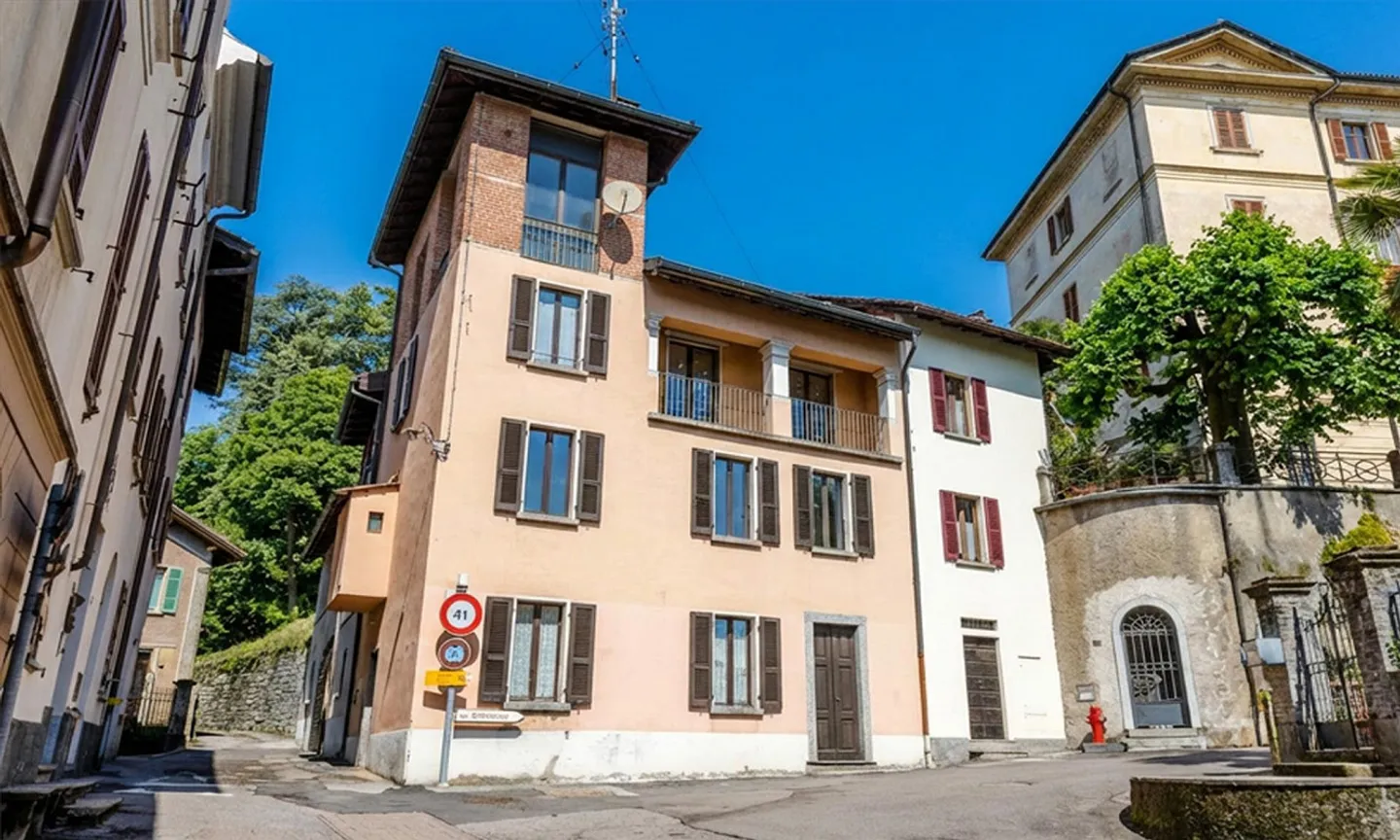GERÄUMIGES HISTORISCHES HAUS MIT 8,5 ZIMMERN ZU RENOVIEREN IN CASTELROTTO - Foto 2 von 9
