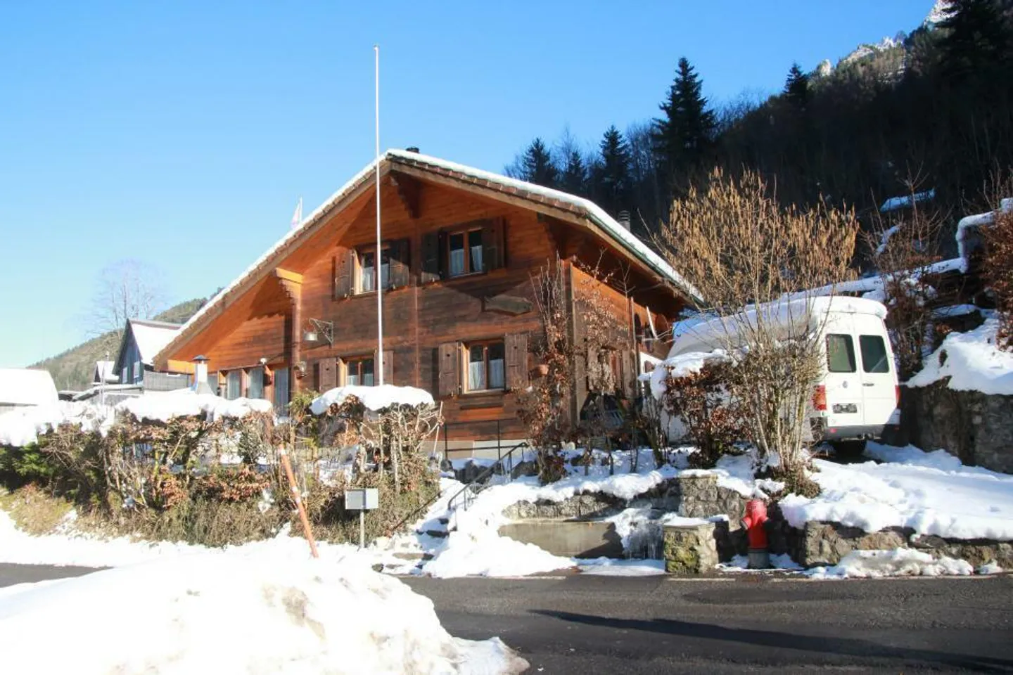 Grand chalet avec 5 1/2 pièces d'environ 136 m² de surface habitable sur un terrain construit de 781 m² - Photo 6 sur 13