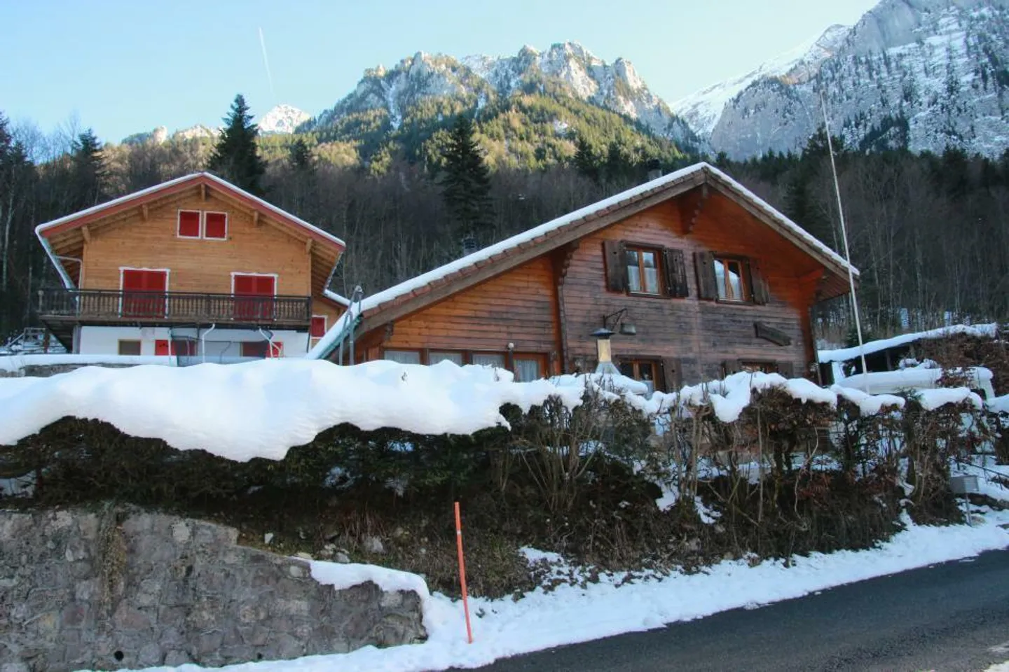 Grand chalet avec 5 1/2 pièces d'environ 136 m² de surface habitable sur un terrain construit de 781 m² - Photo 7 sur 13