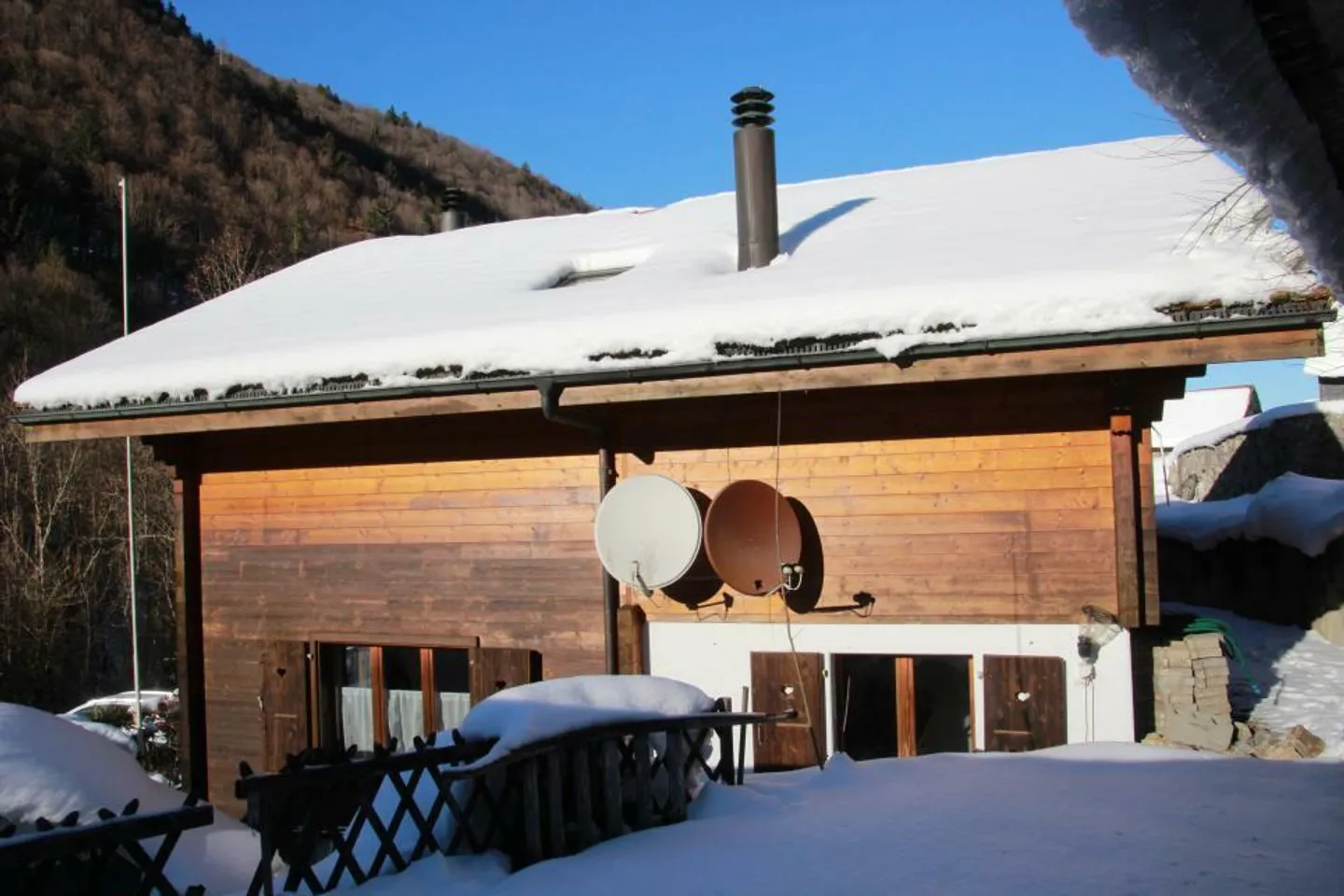 Grand chalet avec 5 1/2 pièces d'environ 136 m² de surface habitable sur un terrain construit de 781 m² - Photo 9 sur 13