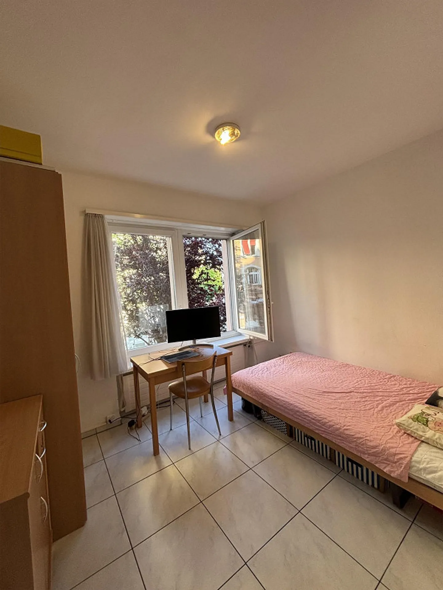 Untermiete möblierte 1-Zimmer-Wohnung (befristet) in Zürich Idaplatz - Foto 1 von 4