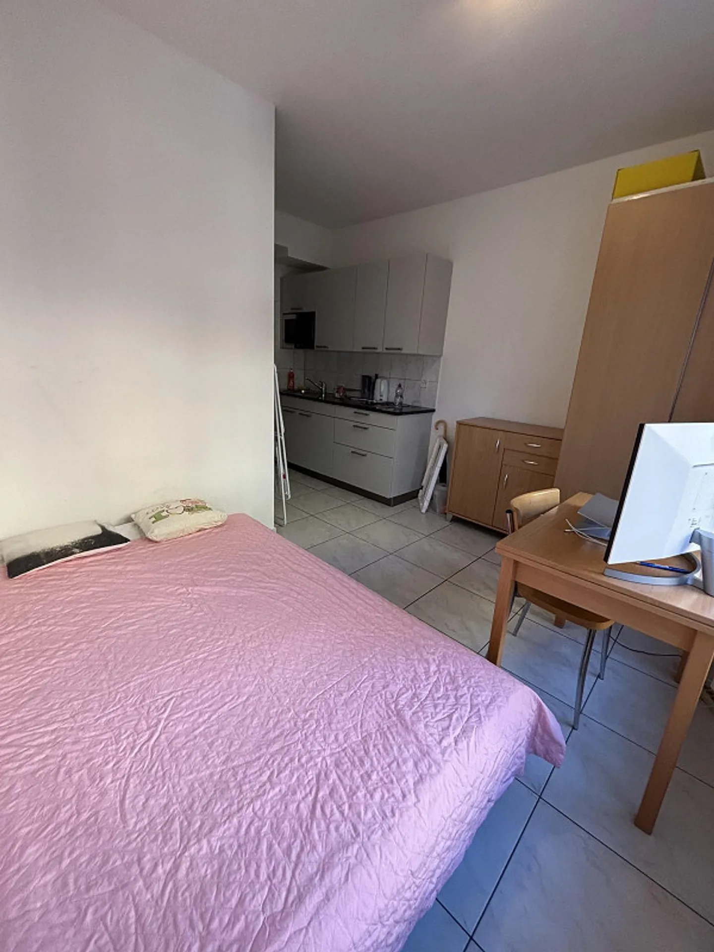 Untermiete möblierte 1-Zimmer-Wohnung (befristet) in Zürich Idaplatz - Foto 2 von 4