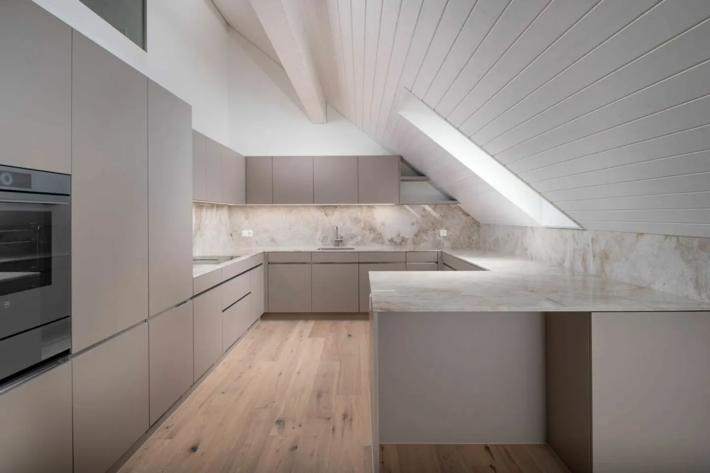 Maisonette-Dachwohnung mit Seesicht - Wohnen über den Dächern von Männedorf - Foto 3 von 14