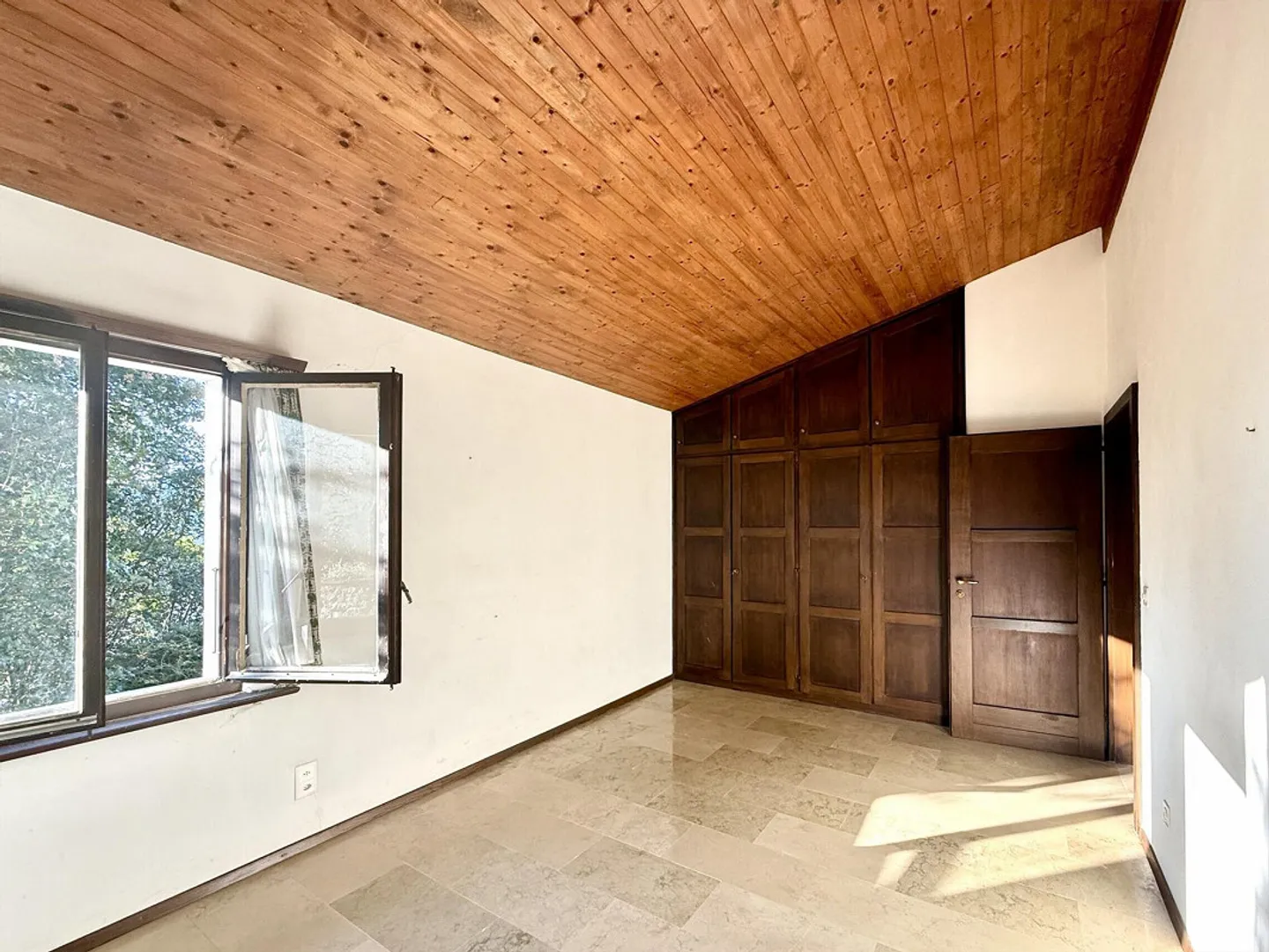 SPACIOUS 4.5-ROOM HOUSE WITH SPECTACULAR LAKE VIEW IN AROGNO - Photo 9 of 9