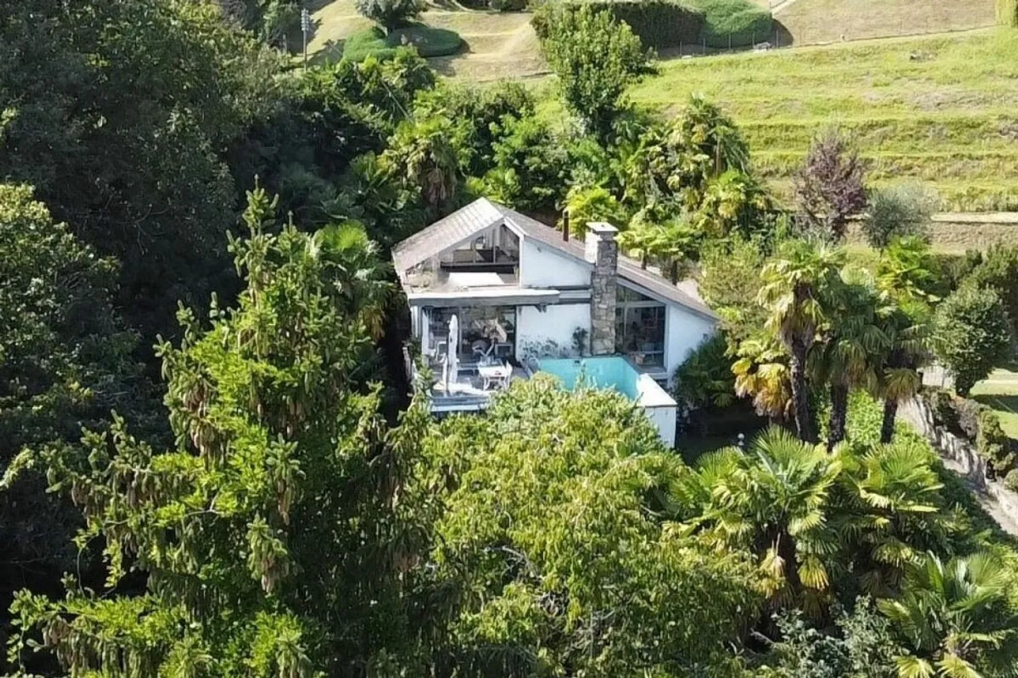 Unique house in the middle of nature with a beautiful garden - Photo 1 of 7