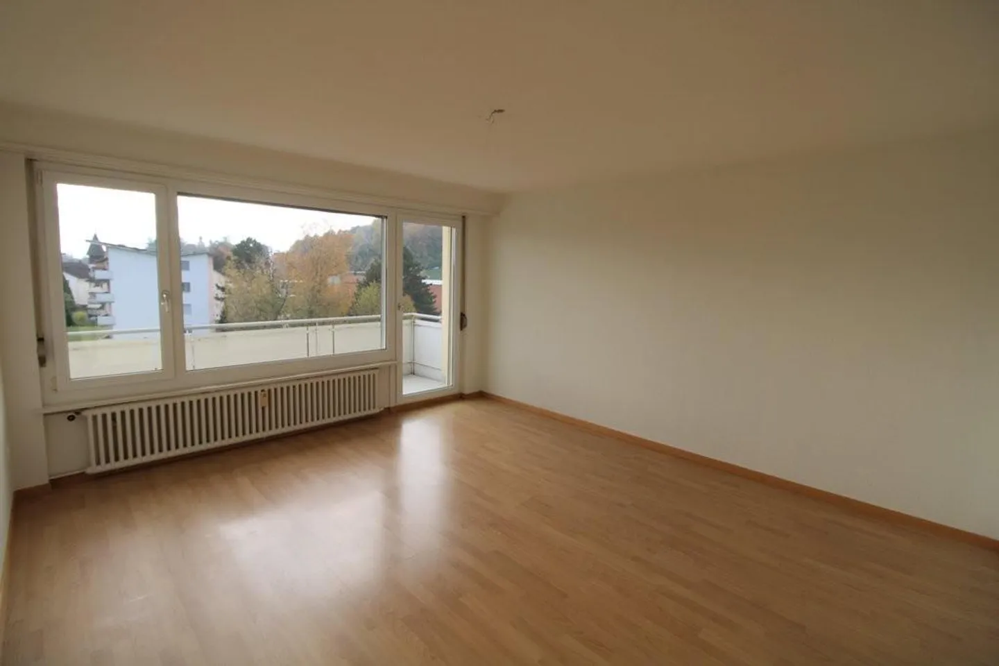 Appartamento luminoso e ben tenuto con balcone! - Foto 3 di 9