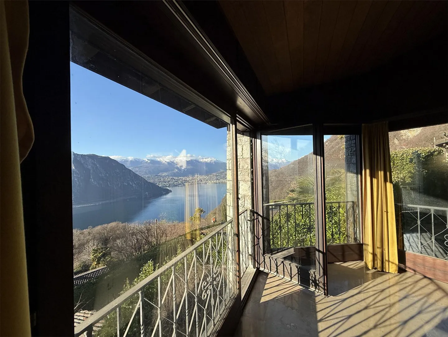 SPACIOUS 4.5-ROOM HOUSE WITH SPECTACULAR LAKE VIEW IN AROGNO - Photo 3 of 9
