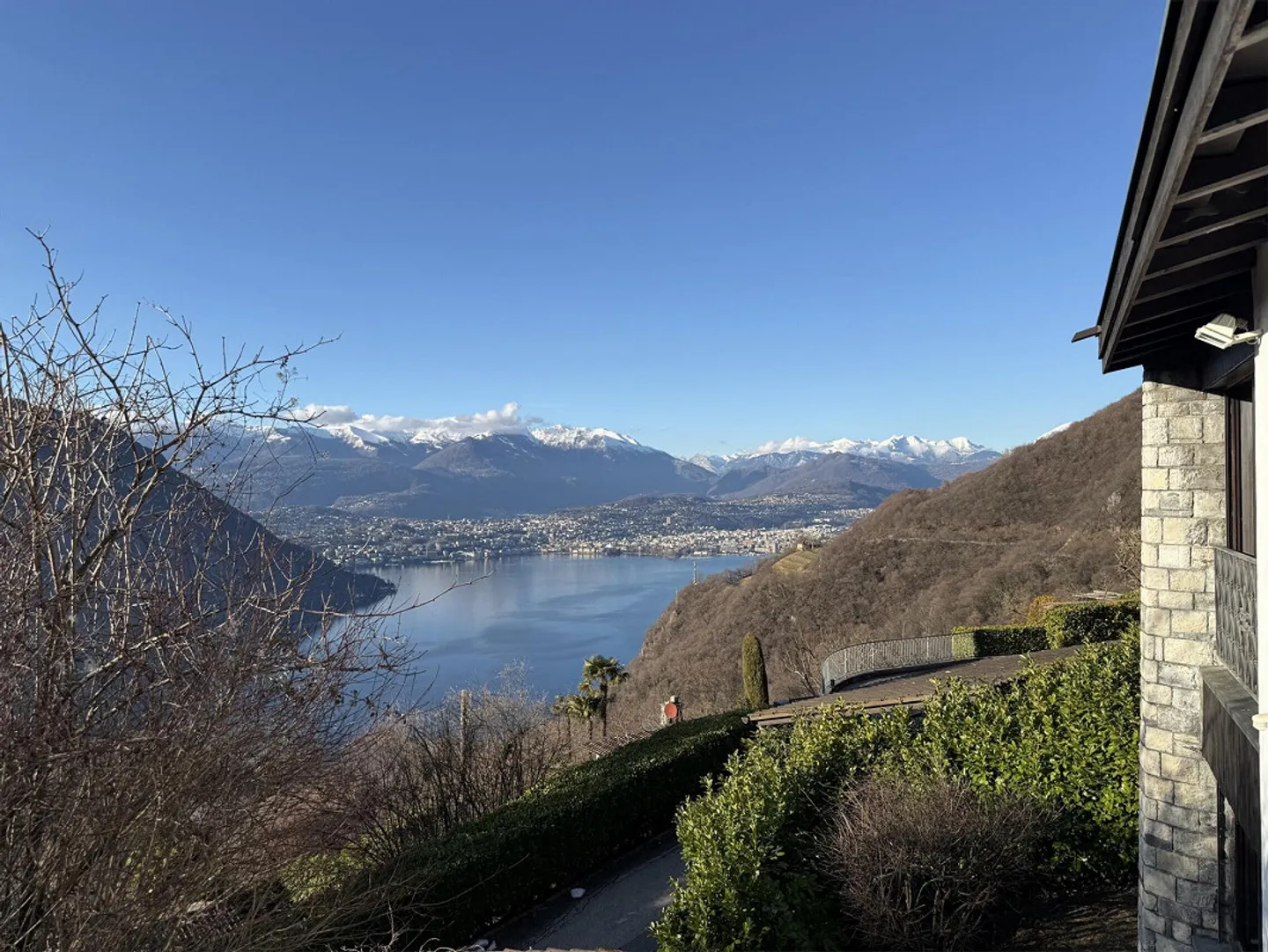 SPACIOUS 4.5-ROOM HOUSE WITH SPECTACULAR LAKE VIEW IN AROGNO - Photo 4 of 9