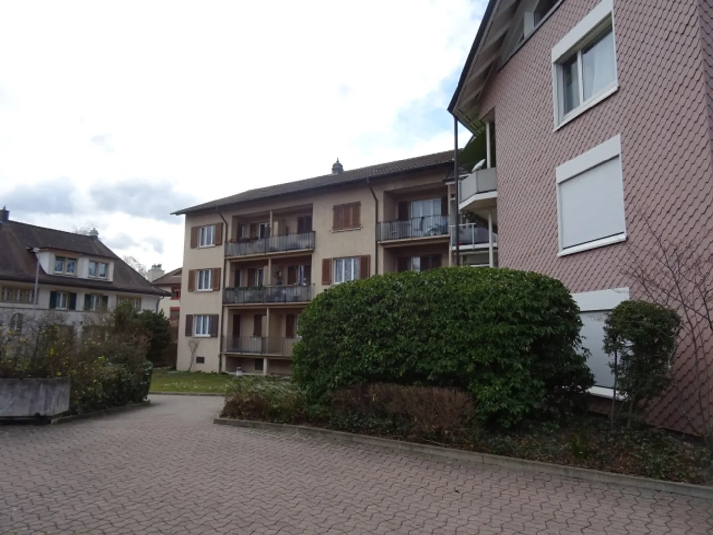 Un deuxième emplacement de stationnement peut être loué à moitié prix ! - Photo 1 sur 1