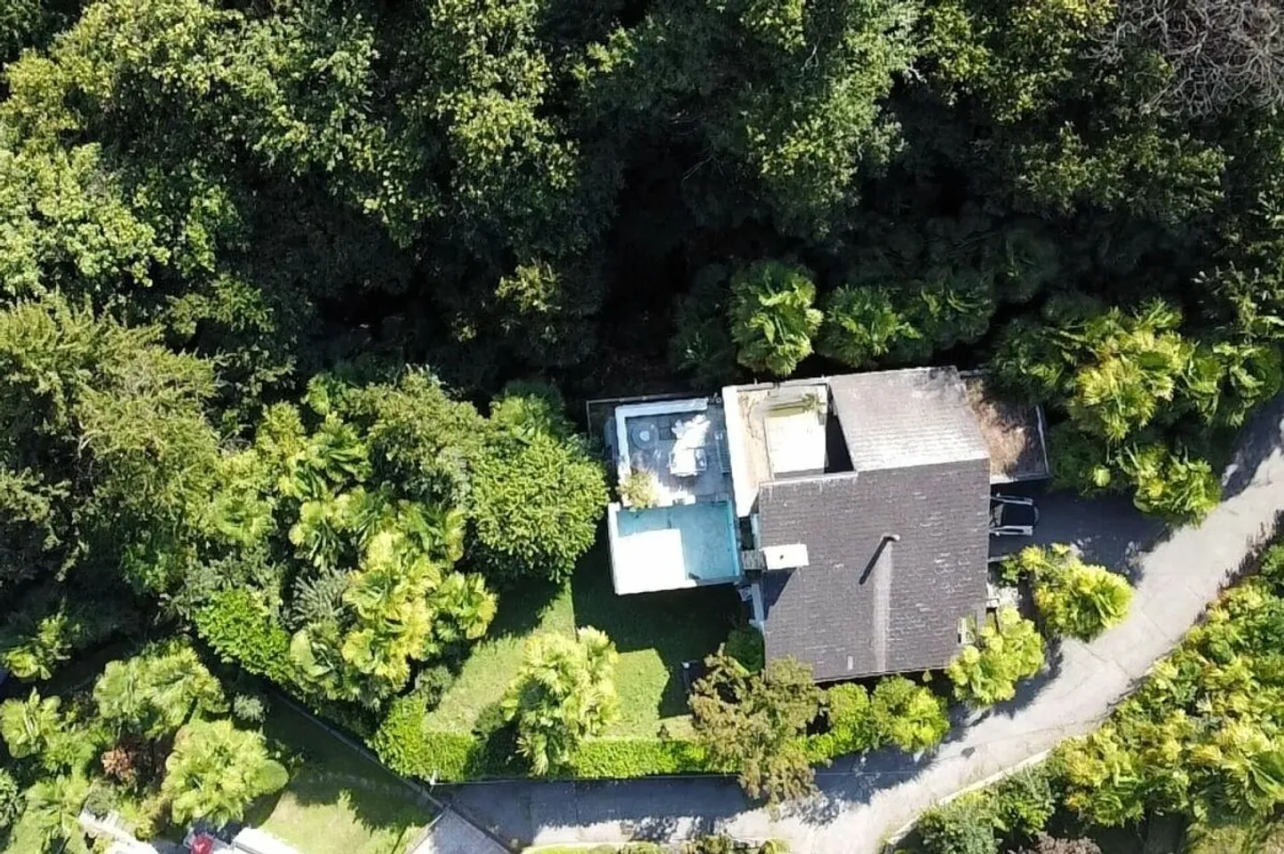 Unique house in the middle of nature with a beautiful garden - Photo 3 of 7