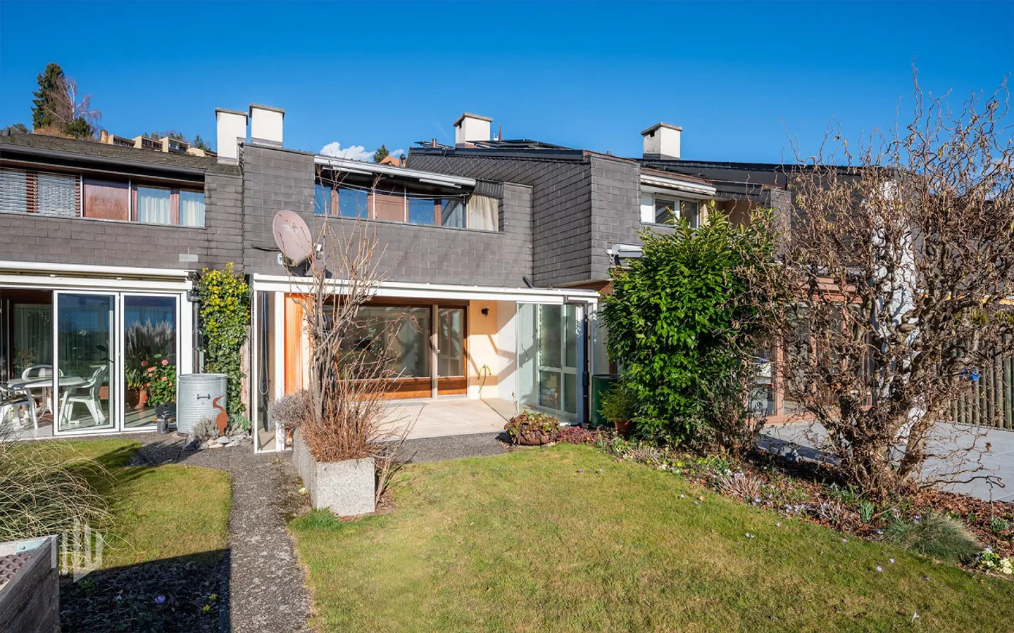 ImmoWyss - Una casa con cuore, giardino e vista sulle montagne a Steffisburg - Foto 1 di 13