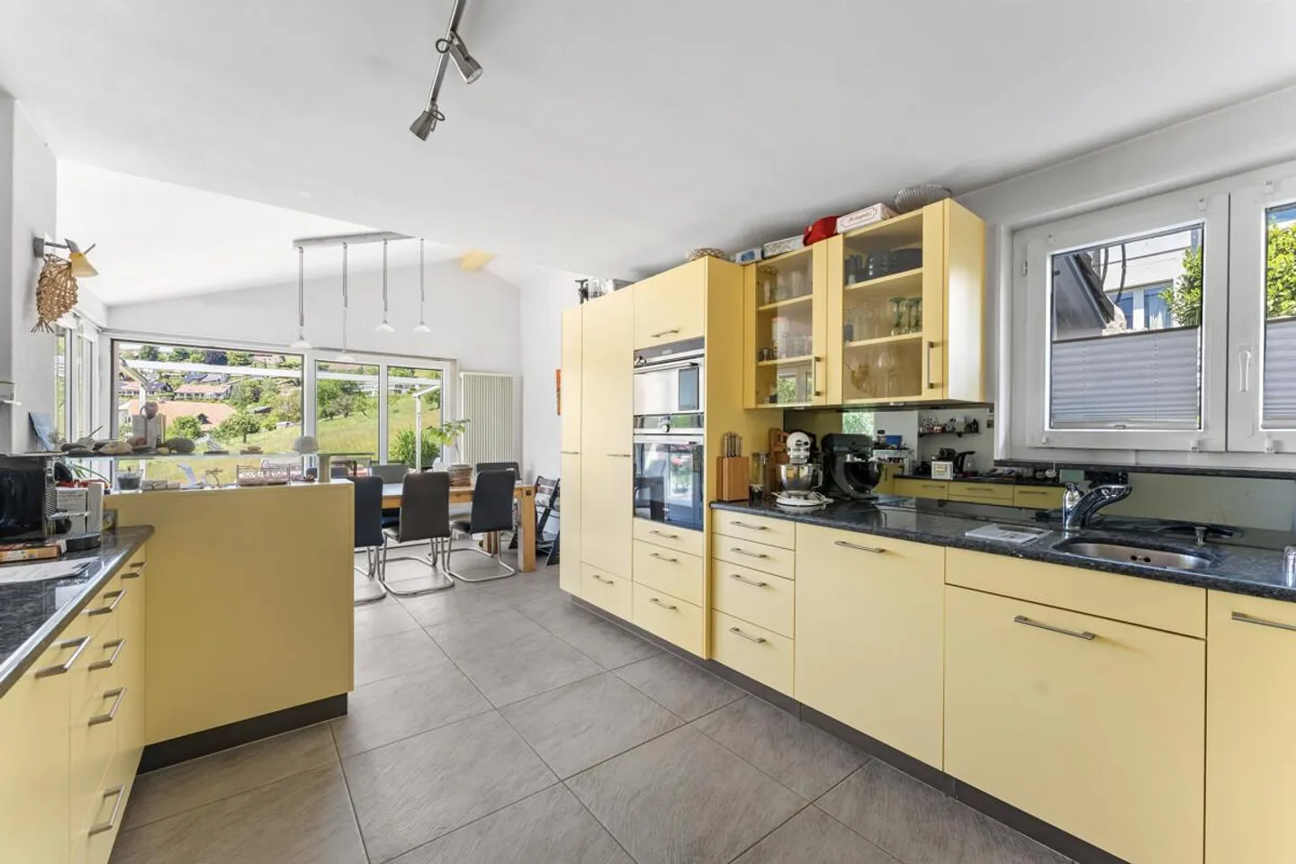 Maison bien entretenue avec appartement séparé et belle vue - Photo 3 sur 12