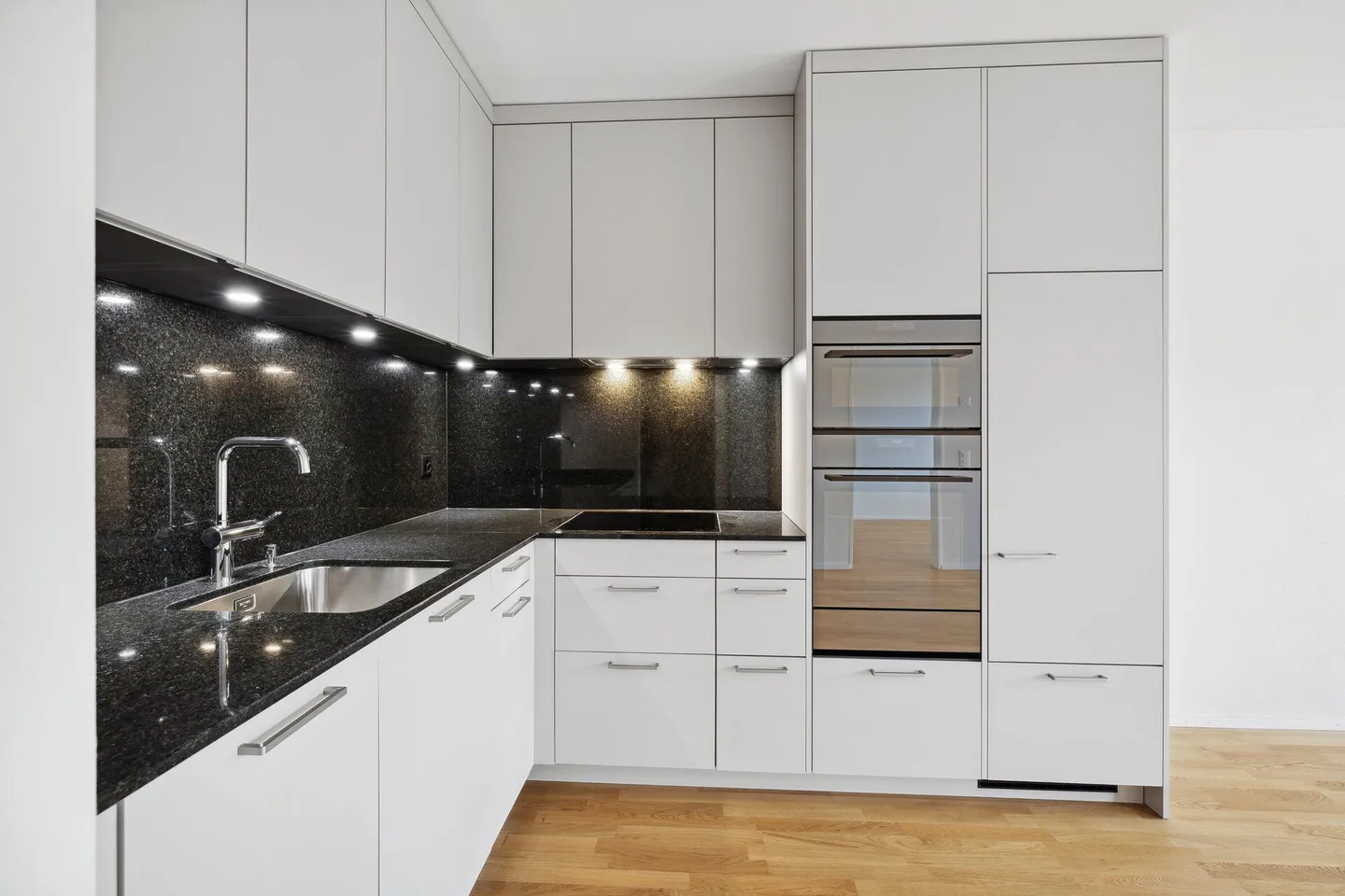 Modern Living in the City Centre - Photo 3 of 11