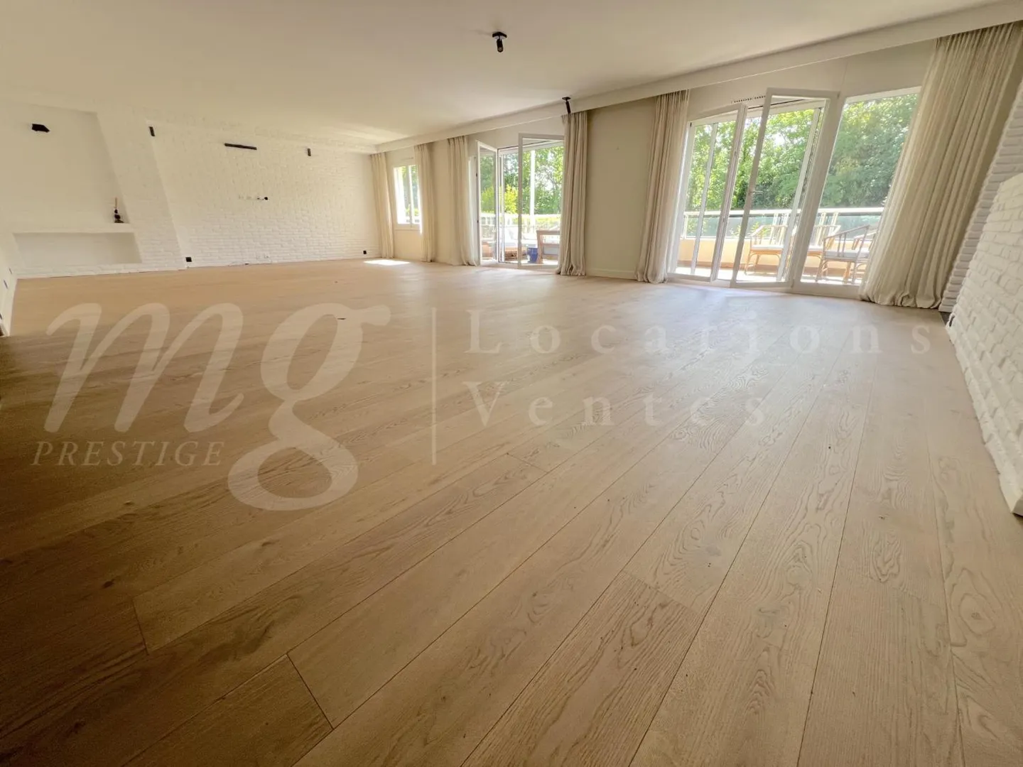 SUPERB APARTMENT WITH 7 ROOMS, 250 m2, LARGE TERRACE -+ 3 BALCONIES AND FREE VIEW - Photo 3 of 12