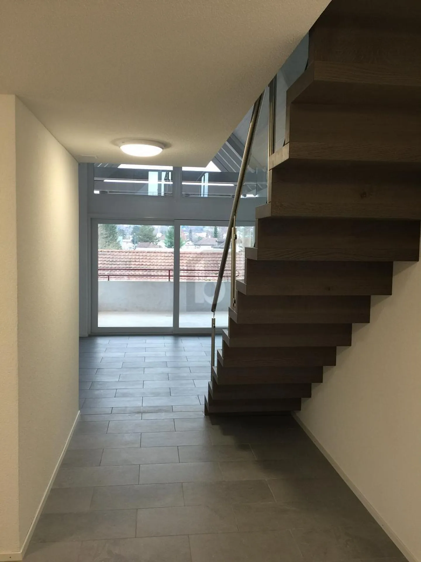 SPAZIOSO E LUMINOSO IN UNA POSIZIONE CENTRALE - Foto 1 di 6