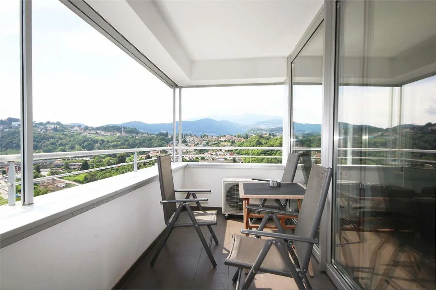 Appartamento moderno con vista panoramica vicino alla stazione - Foto 1 di 12