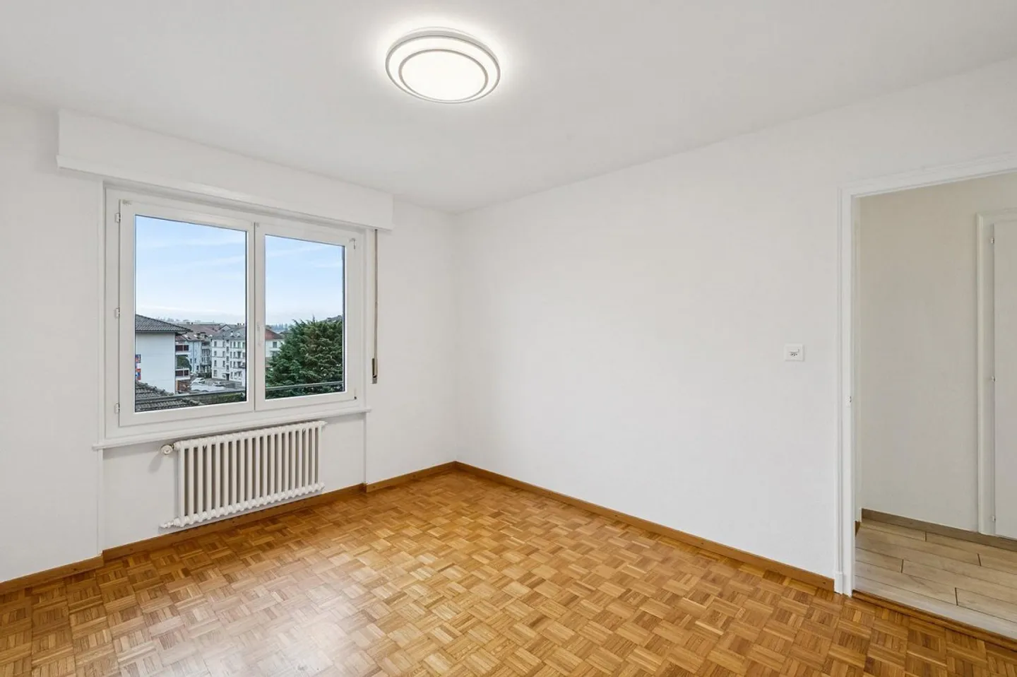 Renovierte 2,5-Zimmer-Wohnung in Bussigny sofort verfügbar - Foto 3 von 10