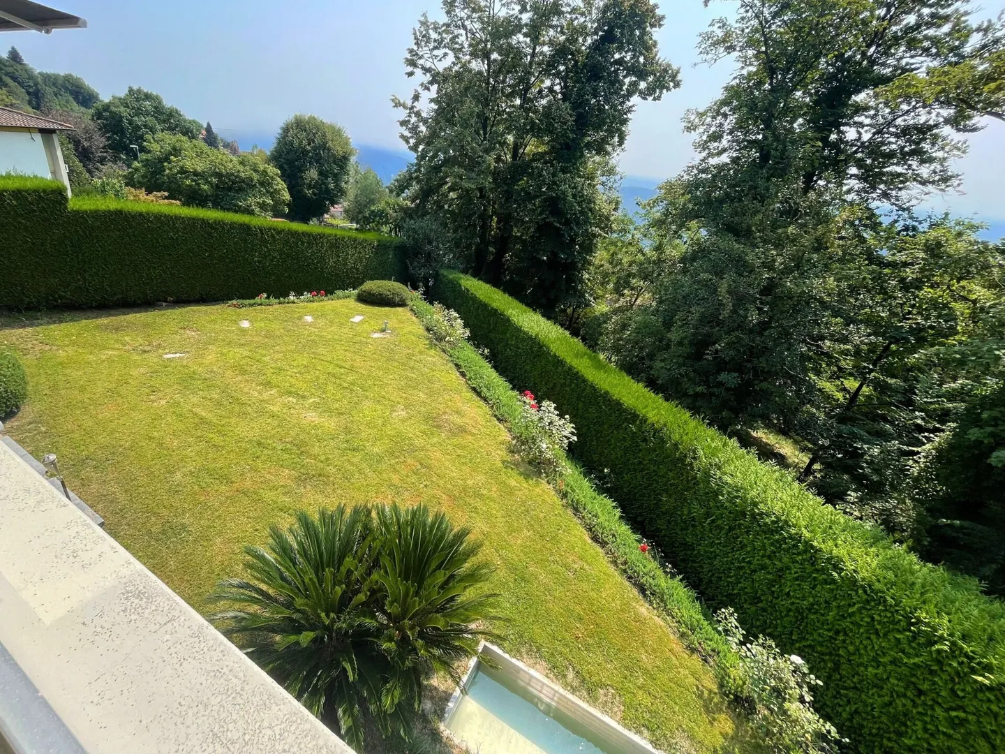 Casa unifamiliare con giardino e vista panoramica ristrutturata - Foto 3 di 16