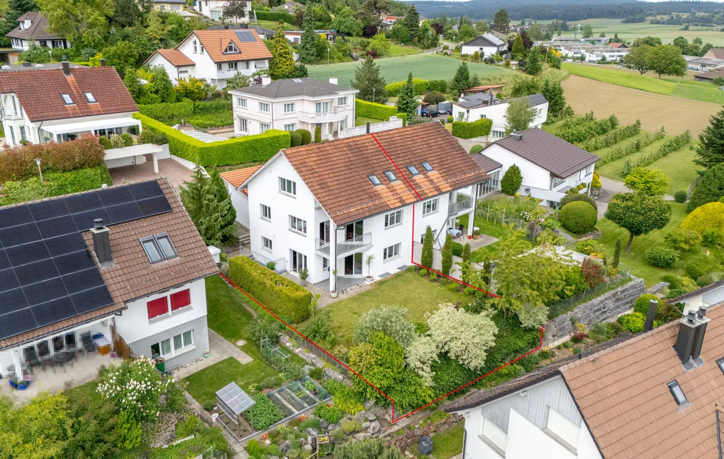 Casa bifamiliare moderna e luminosa di 6,5 stanze in una posizione tranquilla con garage doppio e accesso diretto alla casa - Foto 1 di 33