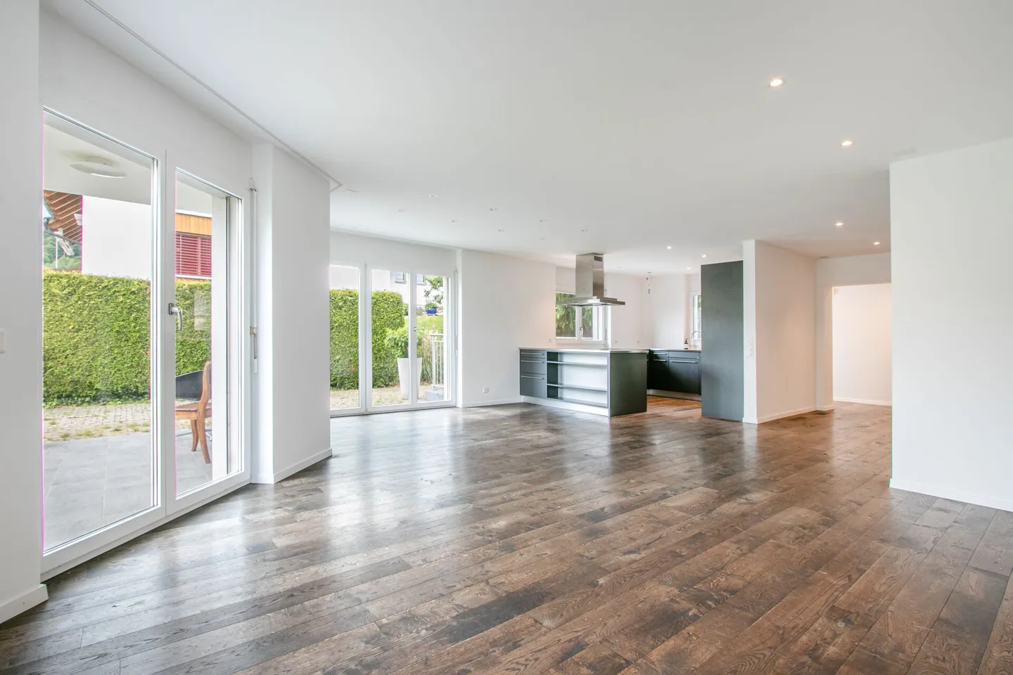 Casa bifamiliare moderna e luminosa di 6,5 stanze in una posizione tranquilla con garage doppio e accesso diretto alla casa - Foto 14 di 33