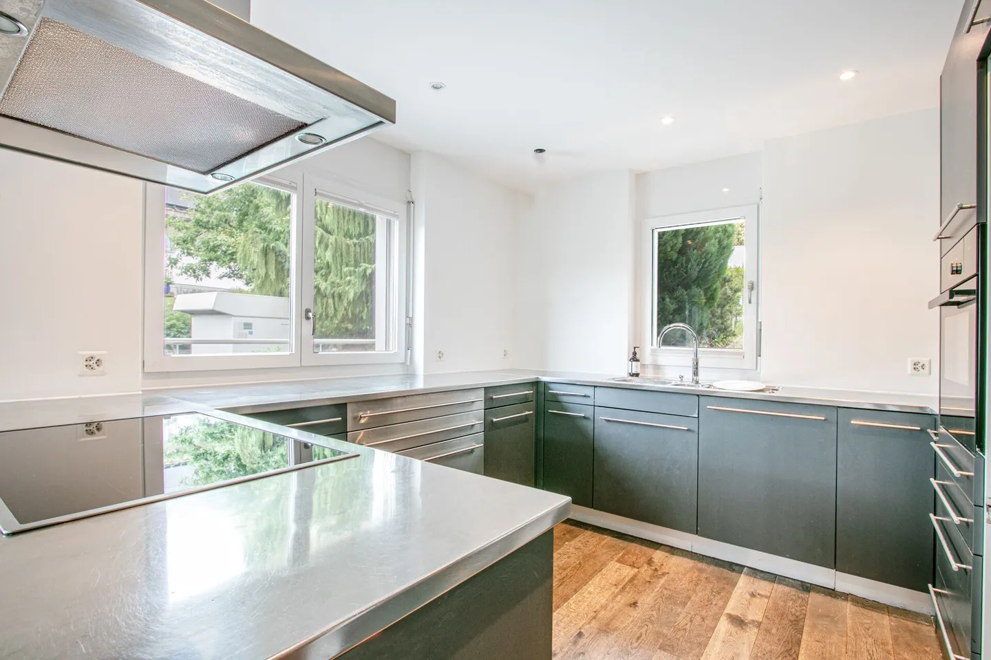 Casa bifamiliare moderna e luminosa di 6,5 stanze in una posizione tranquilla con garage doppio e accesso diretto alla casa - Foto 16 di 33