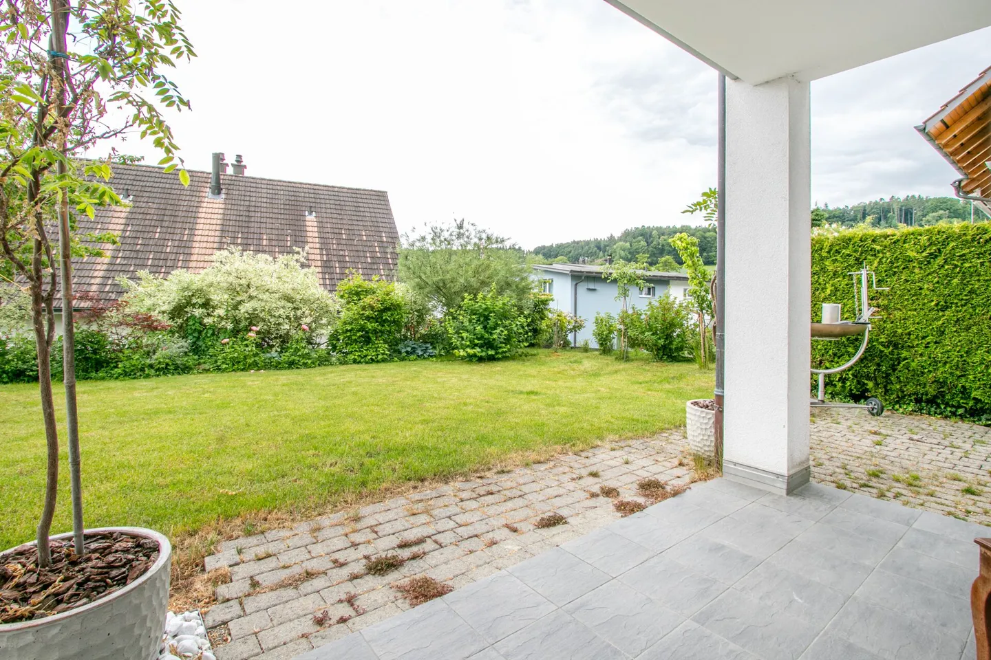 Casa bifamiliare moderna e luminosa di 6,5 stanze in una posizione tranquilla con garage doppio e accesso diretto alla casa - Foto 18 di 33