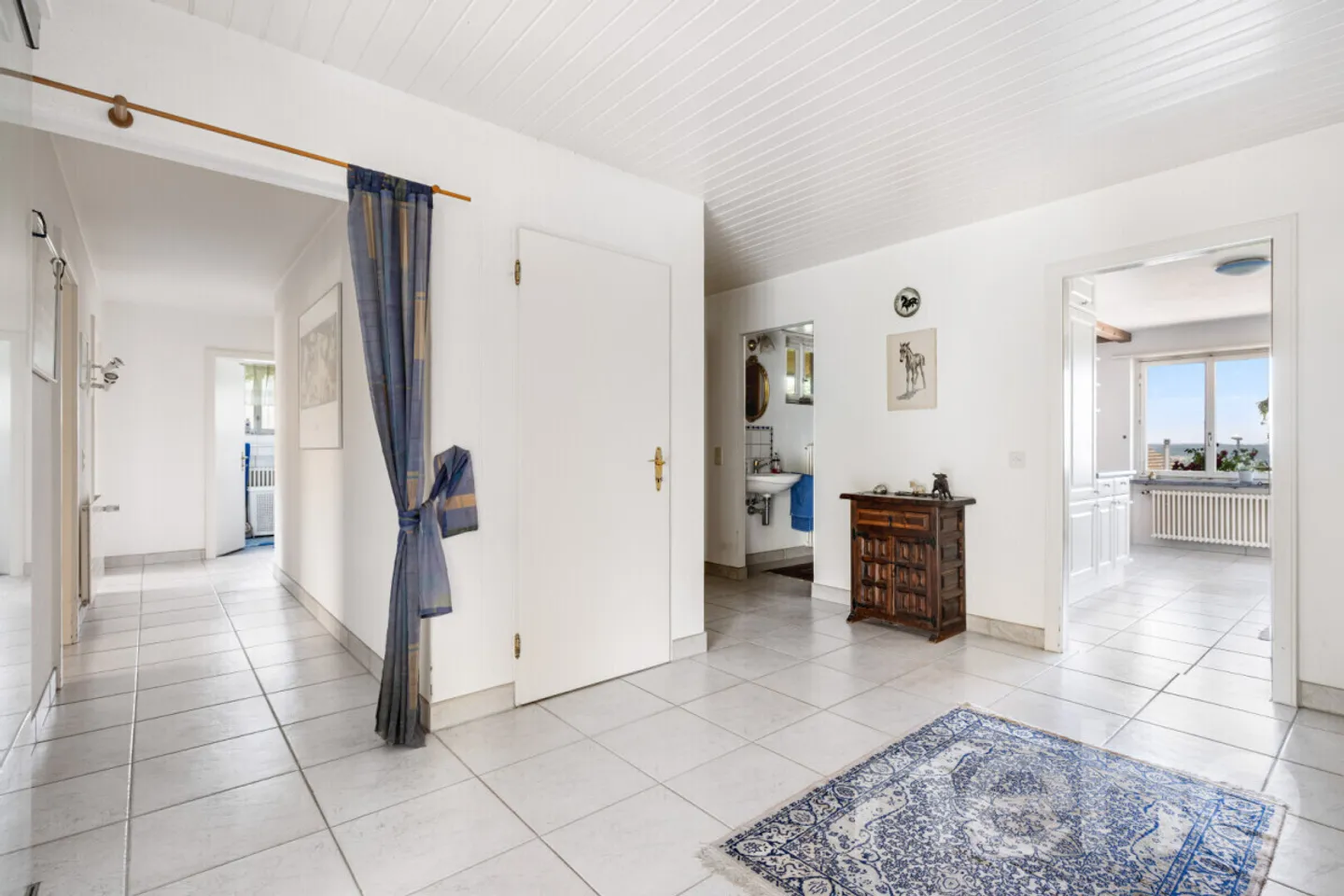 Spacious Family Home in Fällanden - Photo 2 of 12