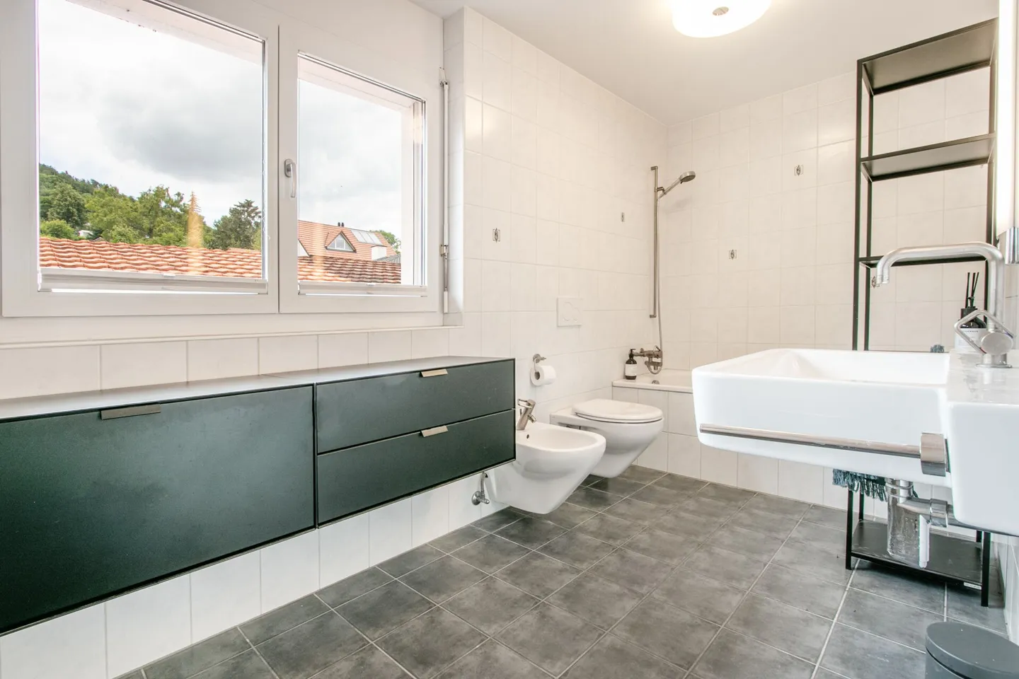 Casa bifamiliare moderna e luminosa di 6,5 stanze in una posizione tranquilla con garage doppio e accesso diretto alla casa - Foto 23 di 33