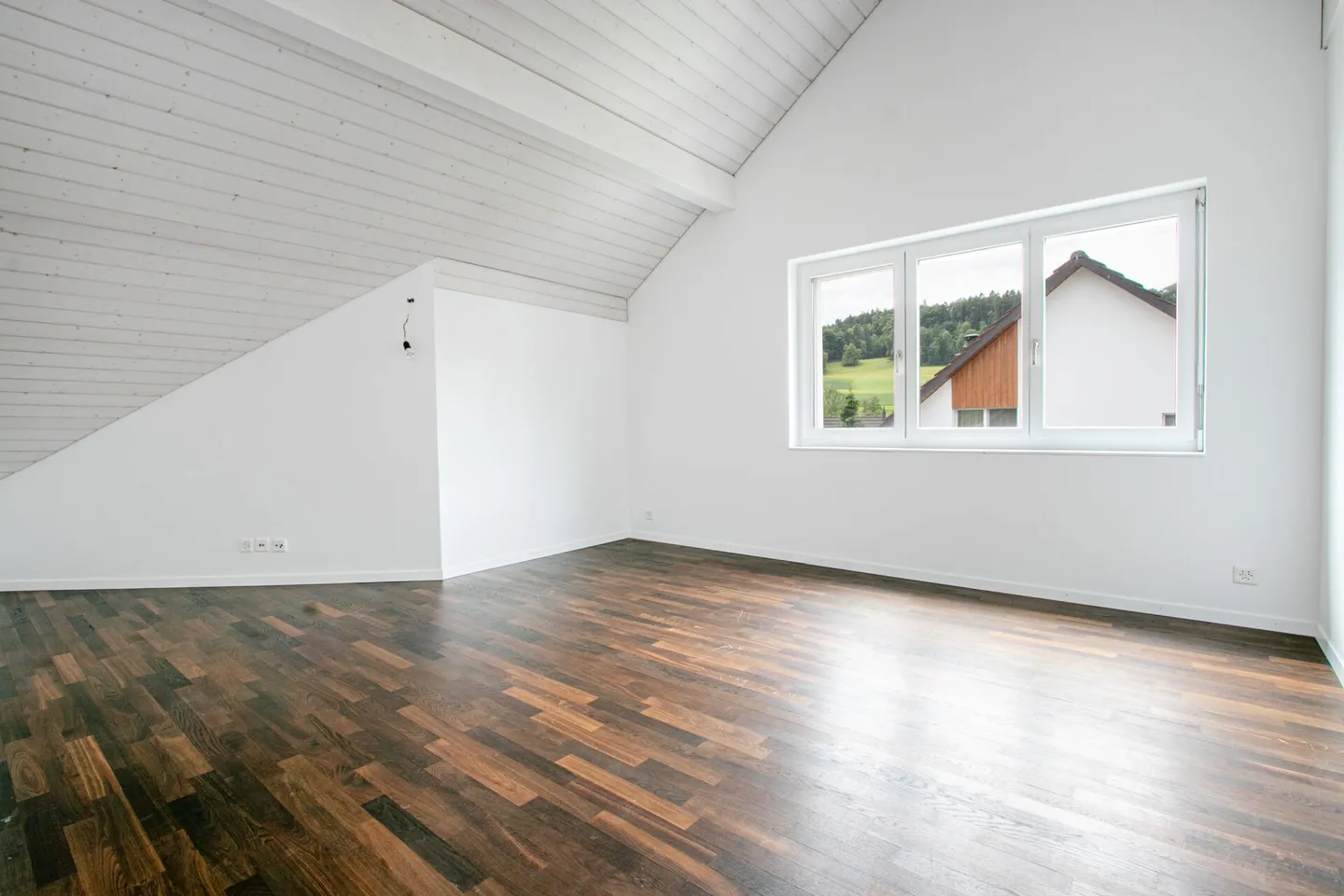 Casa bifamiliare moderna e luminosa di 6,5 stanze in una posizione tranquilla con garage doppio e accesso diretto alla casa - Foto 25 di 33
