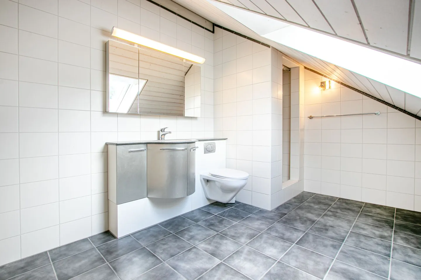 Casa bifamiliare moderna e luminosa di 6,5 stanze in una posizione tranquilla con garage doppio e accesso diretto alla casa - Foto 27 di 33