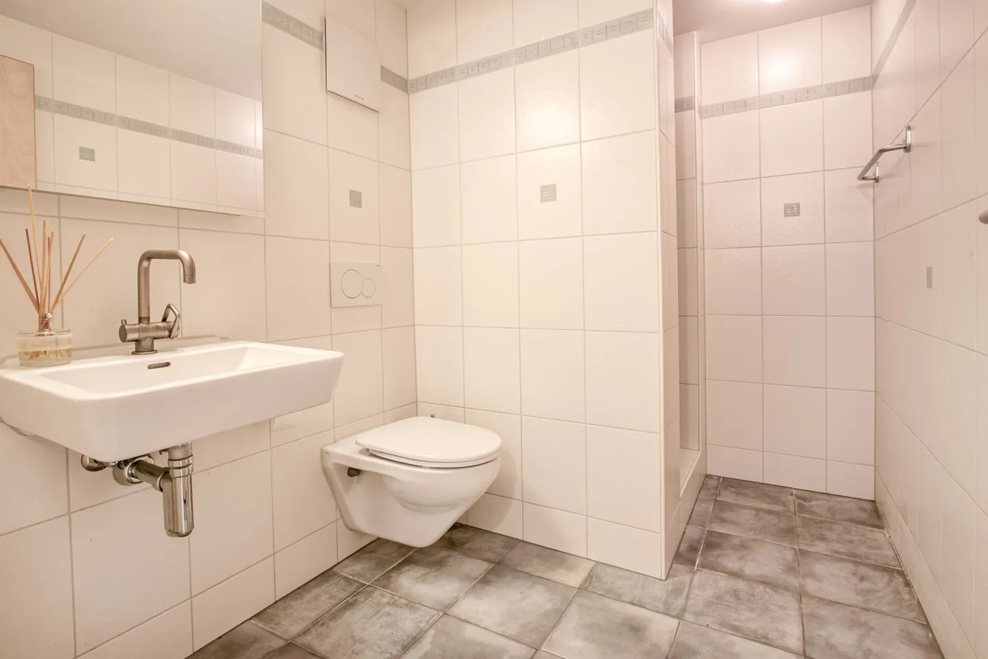 Casa bifamiliare moderna e luminosa di 6,5 stanze in una posizione tranquilla con garage doppio e accesso diretto alla casa - Foto 31 di 33