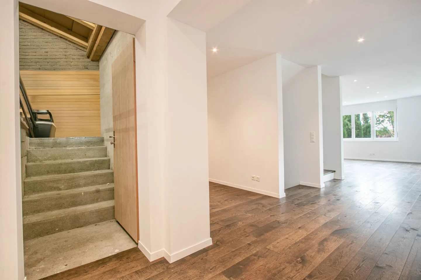Casa bifamiliare moderna e luminosa di 6,5 stanze in una posizione tranquilla con garage doppio e accesso diretto alla casa - Foto 10 di 33