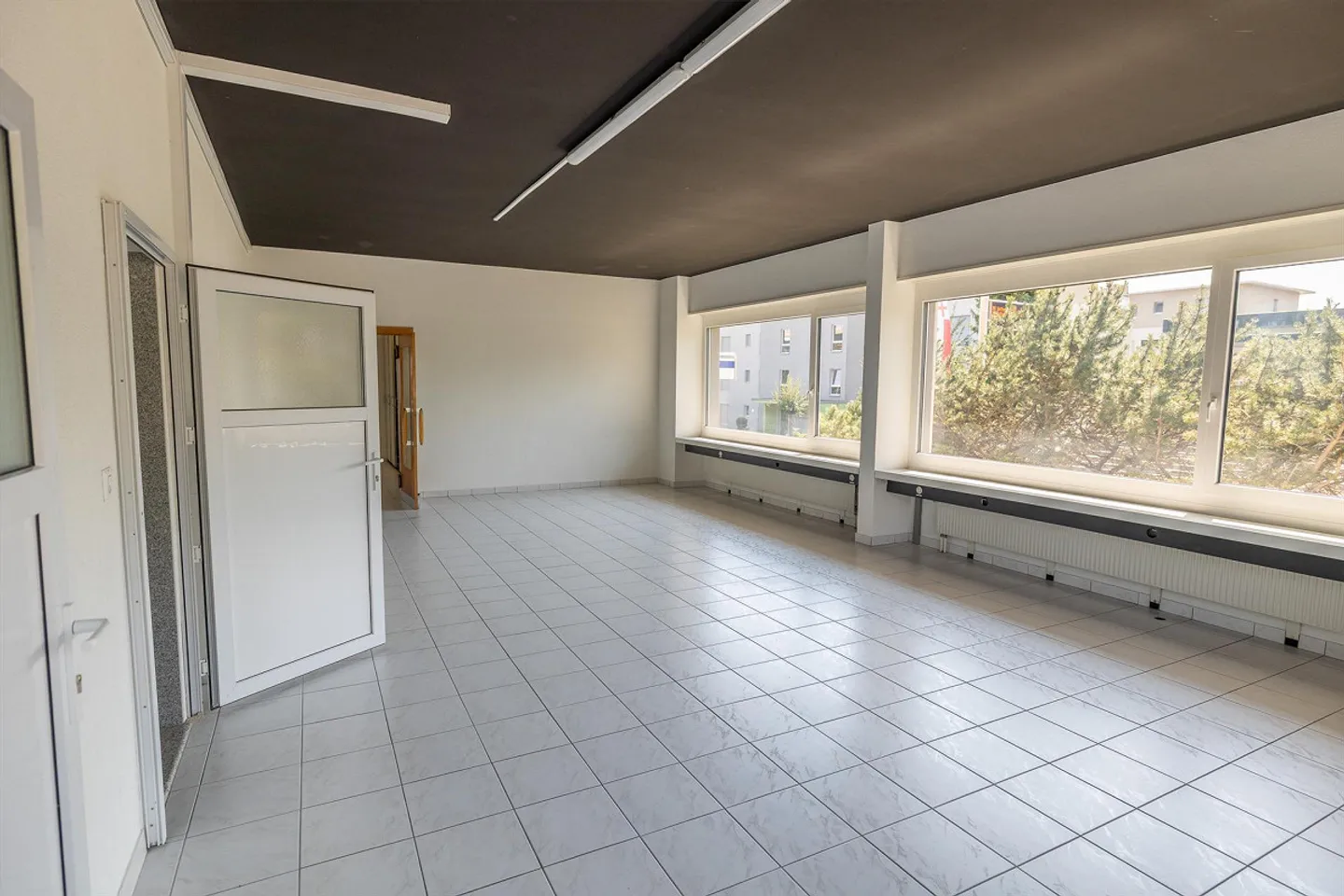 Espace commercial / Bureau / Cabinet avec vitrine et places de parking Bettlach - Photo 1 sur 16