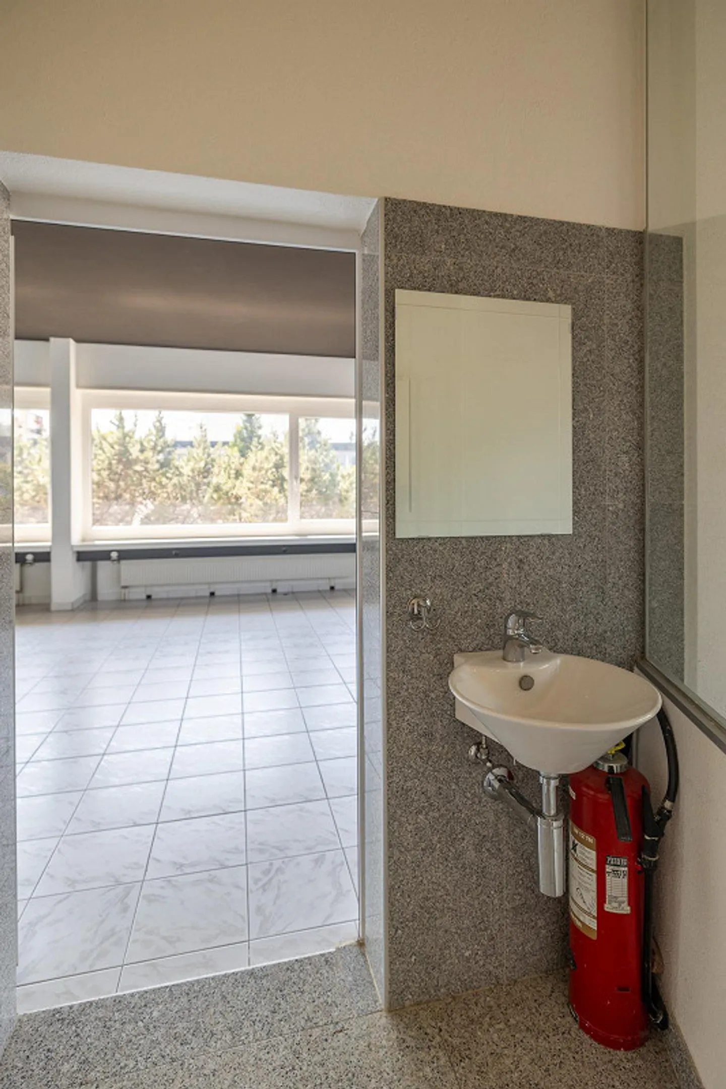 Espace commercial / Bureau / Cabinet avec vitrine et places de parking Bettlach - Photo 7 sur 16