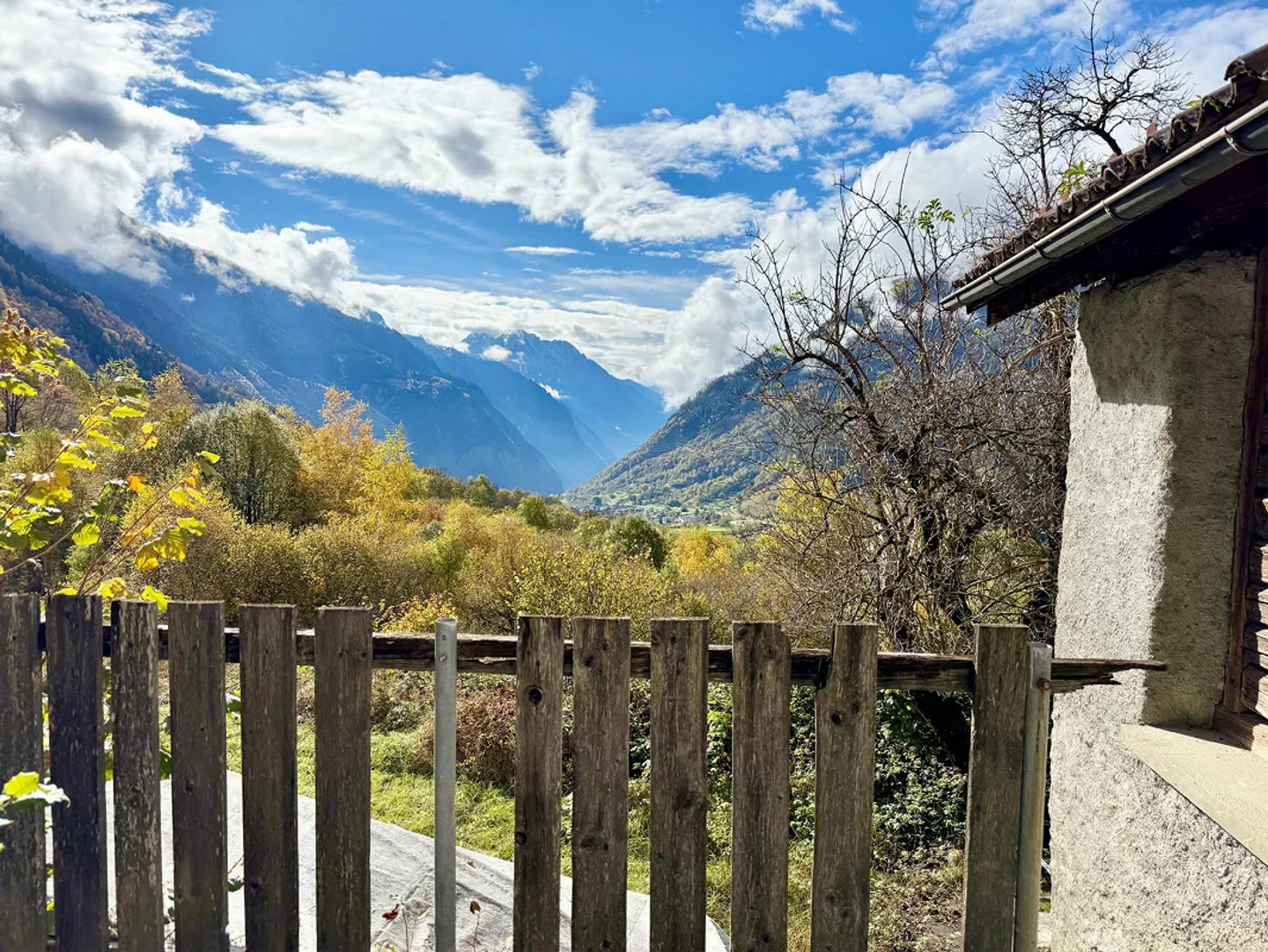 Alpine Berghütte auf 900 m mit Privatzugang und 21.000 m² Land - Foto 13 von 15