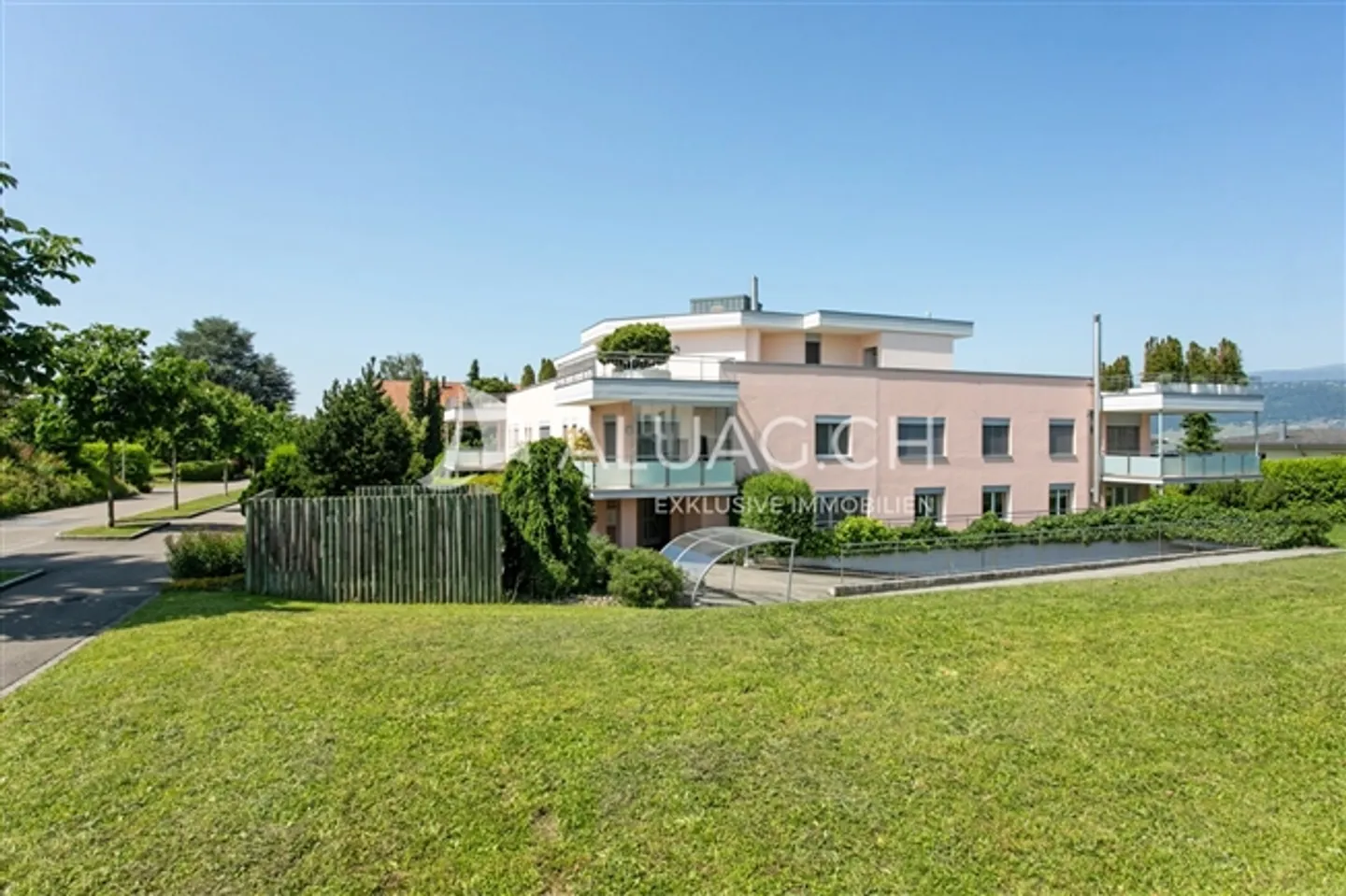 APPARTEMENT SPACIEUX AVEC VUE SUR LE LAC - Photo 1 sur 11