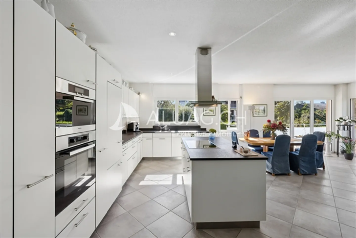 APPARTEMENT SPACIEUX AVEC VUE SUR LE LAC - Photo 2 sur 11