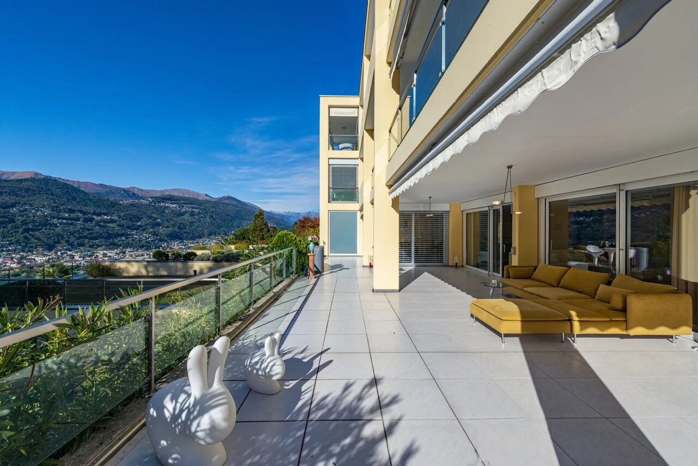 «Elegantes Apartment mit Garten- und Seeblick, nur einen Steinwurf von TASIS entfernt» - Foto 2 von 15