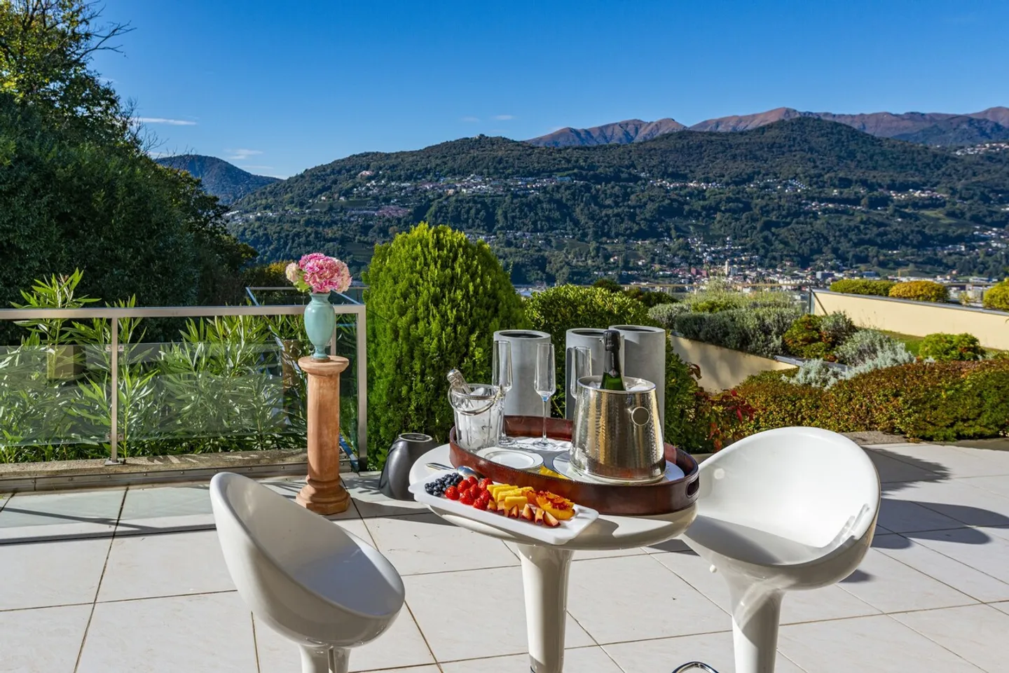 «Elegantes Apartment mit Garten- und Seeblick, nur einen Steinwurf von TASIS entfernt» - Foto 15 von 15