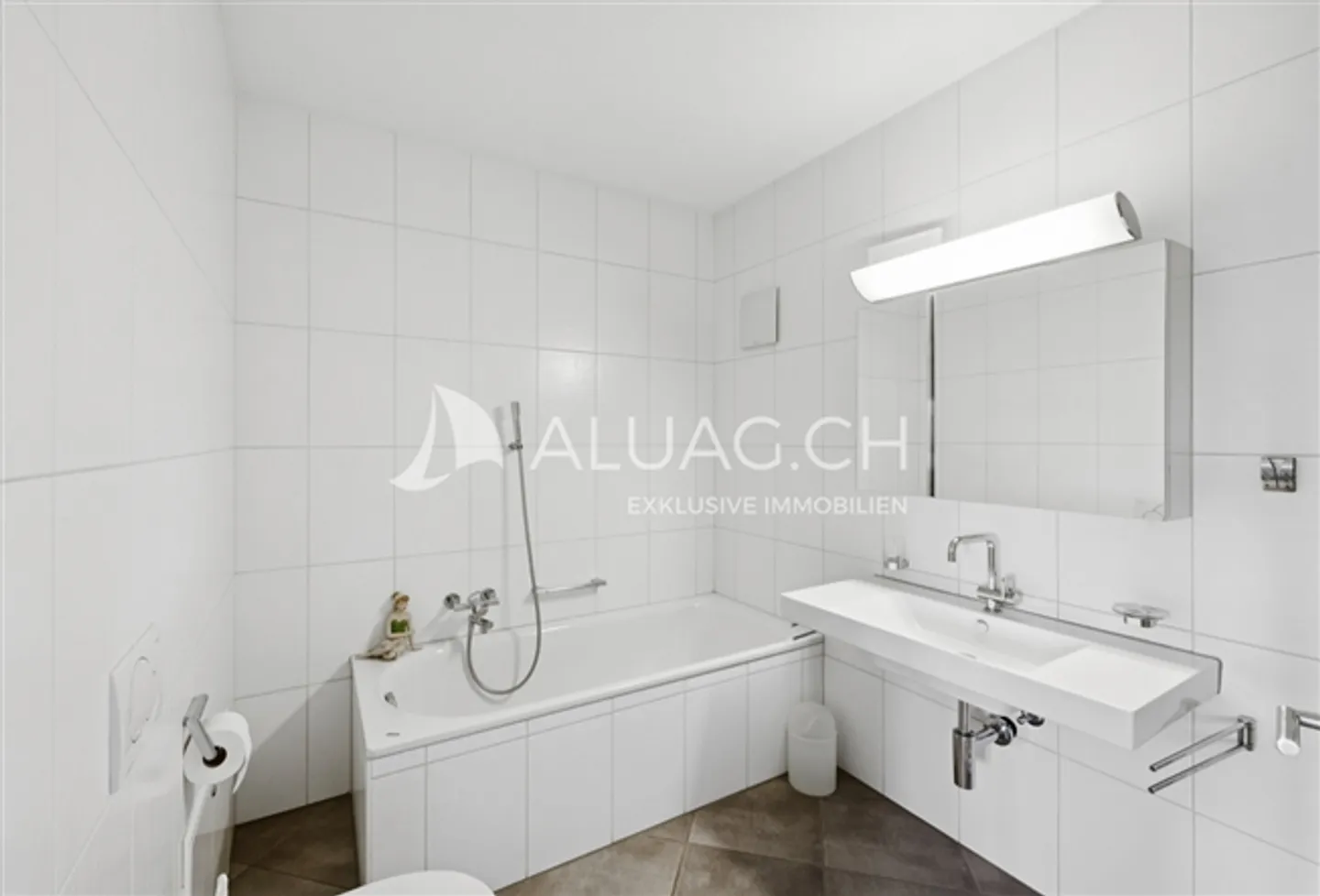 APPARTEMENT SPACIEUX AVEC VUE SUR LE LAC - Photo 8 sur 11