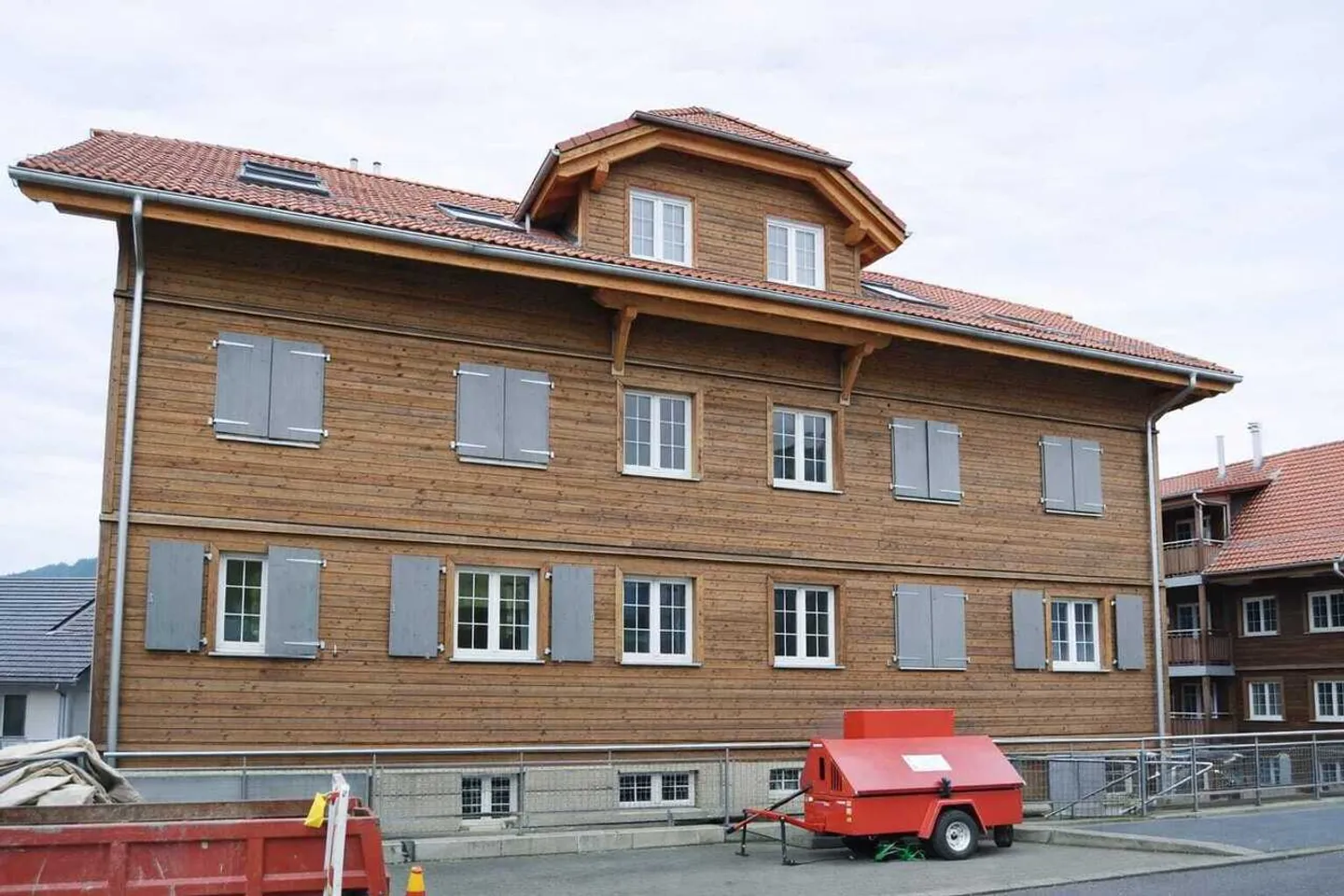 Appartement en attique de 4 pièces avec grande terrasse à Grossdietwil - Photo 1 sur 9