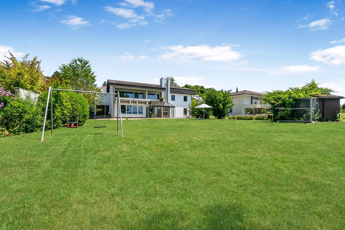 Posizione residenziale privilegiata con vista sul lago e opzioni di sviluppo versatili... - Foto 1 di 4