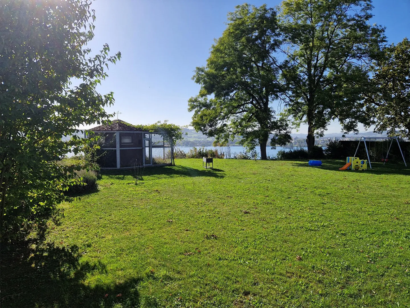 Posizione residenziale privilegiata con vista sul lago e opzioni di sviluppo versatili... - Foto 2 di 4