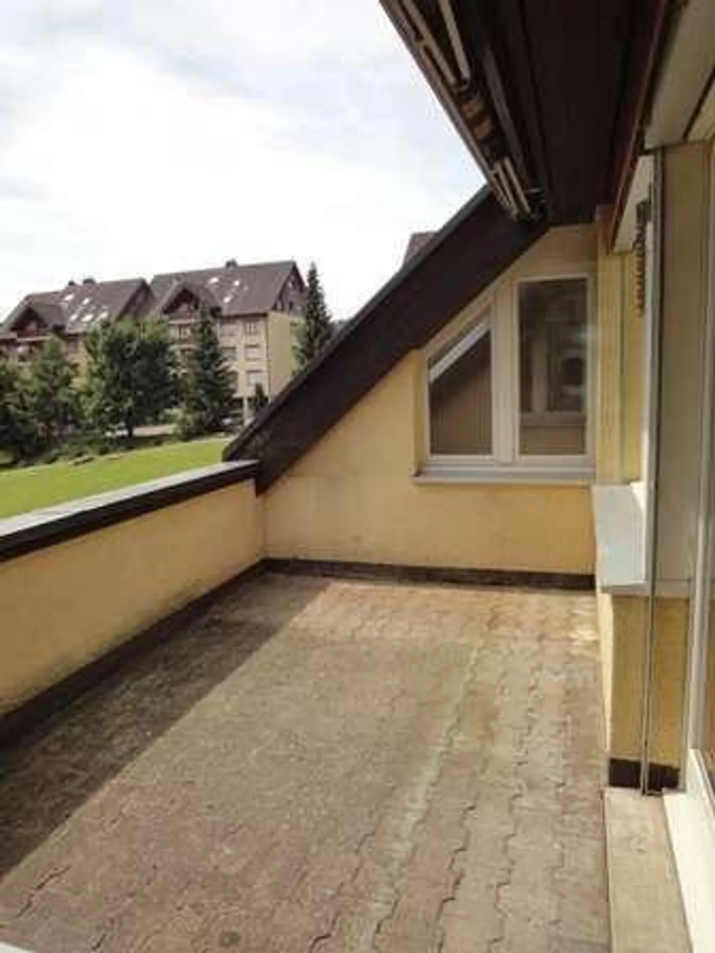 Appartamento familiare spazioso con layout originale - Foto 5 di 9