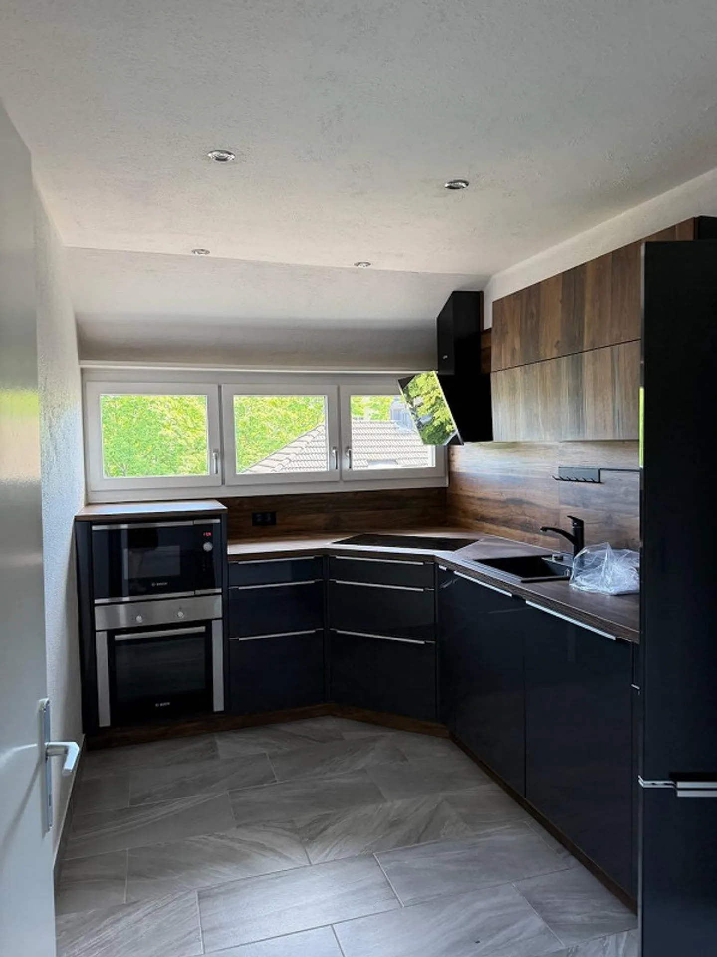 Appartement unique de 3,5 pièces en emplacement central - Photo 2 sur 8