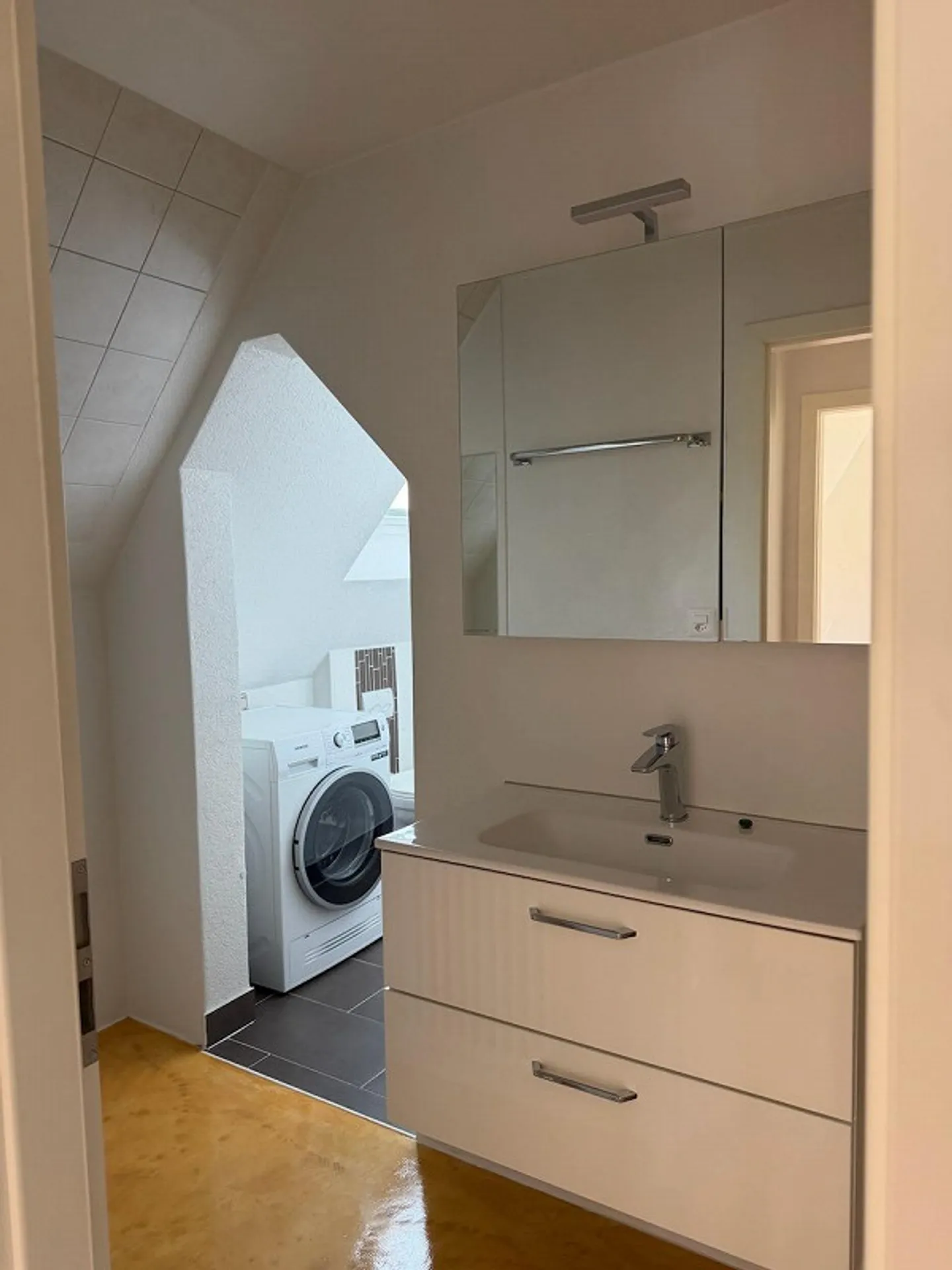 Appartement unique de 3,5 pièces en emplacement central - Photo 5 sur 8