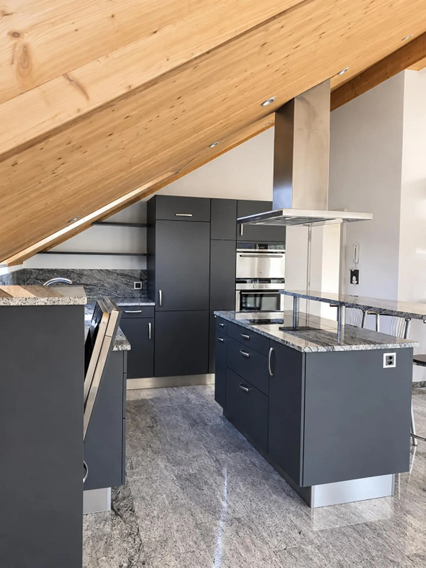 Appartement sous les combles de 3,5 pièces - Photo 2 sur 14