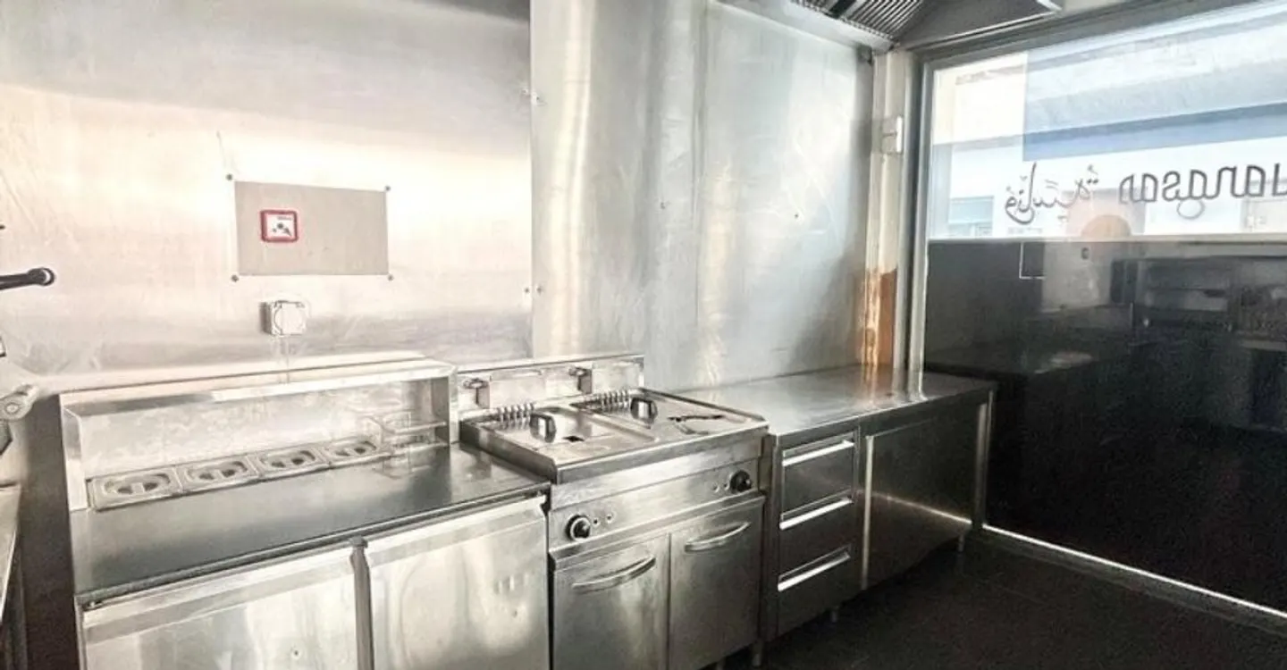 Spazio commerciale con attrezzature per ristorante e bar - centro città - Foto 6 di 7